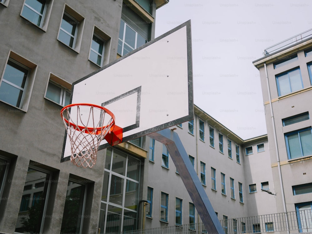 建物の前のバスケットボールのフープ