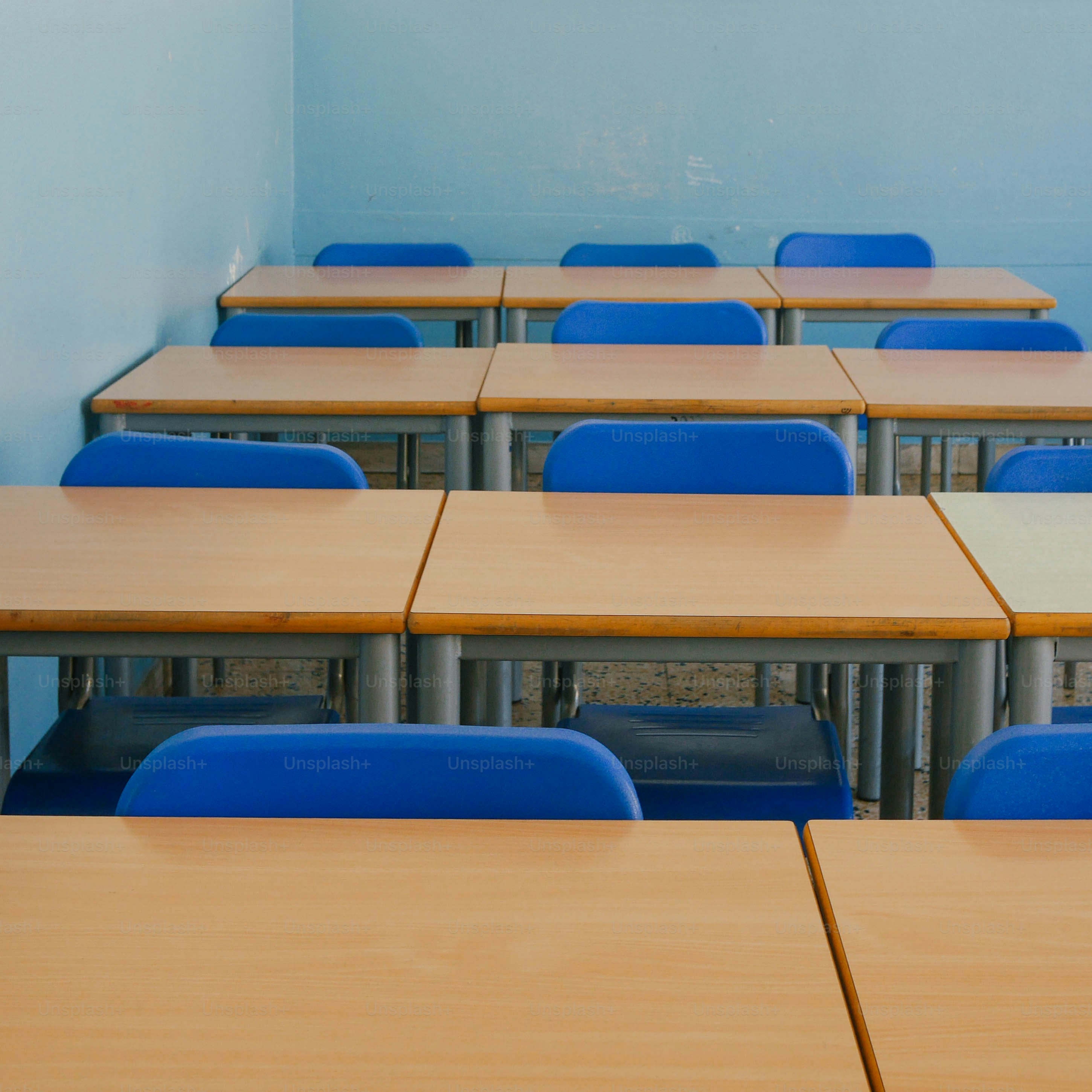 나무 테이블과 파란 의자로 가득 찬 방