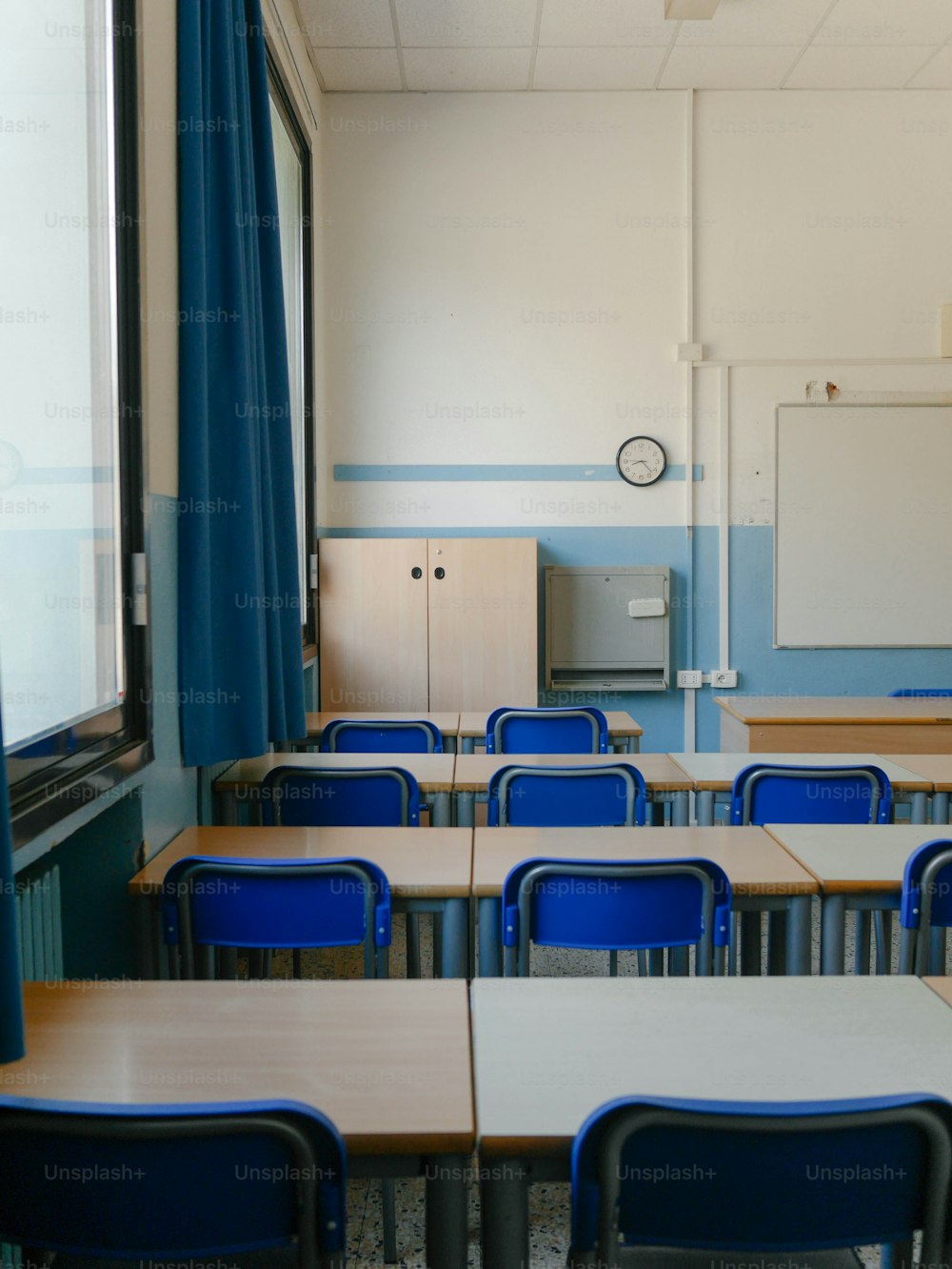 Un aula vacía con escritorios y sillas