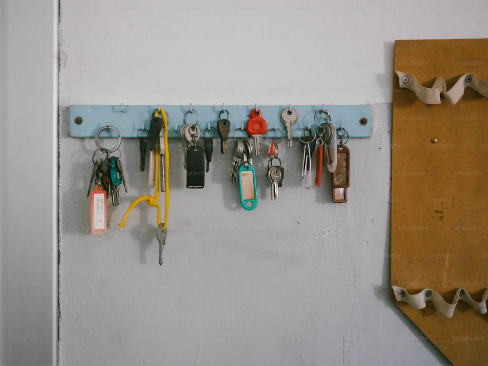 um monte de chaves penduradas em uma parede