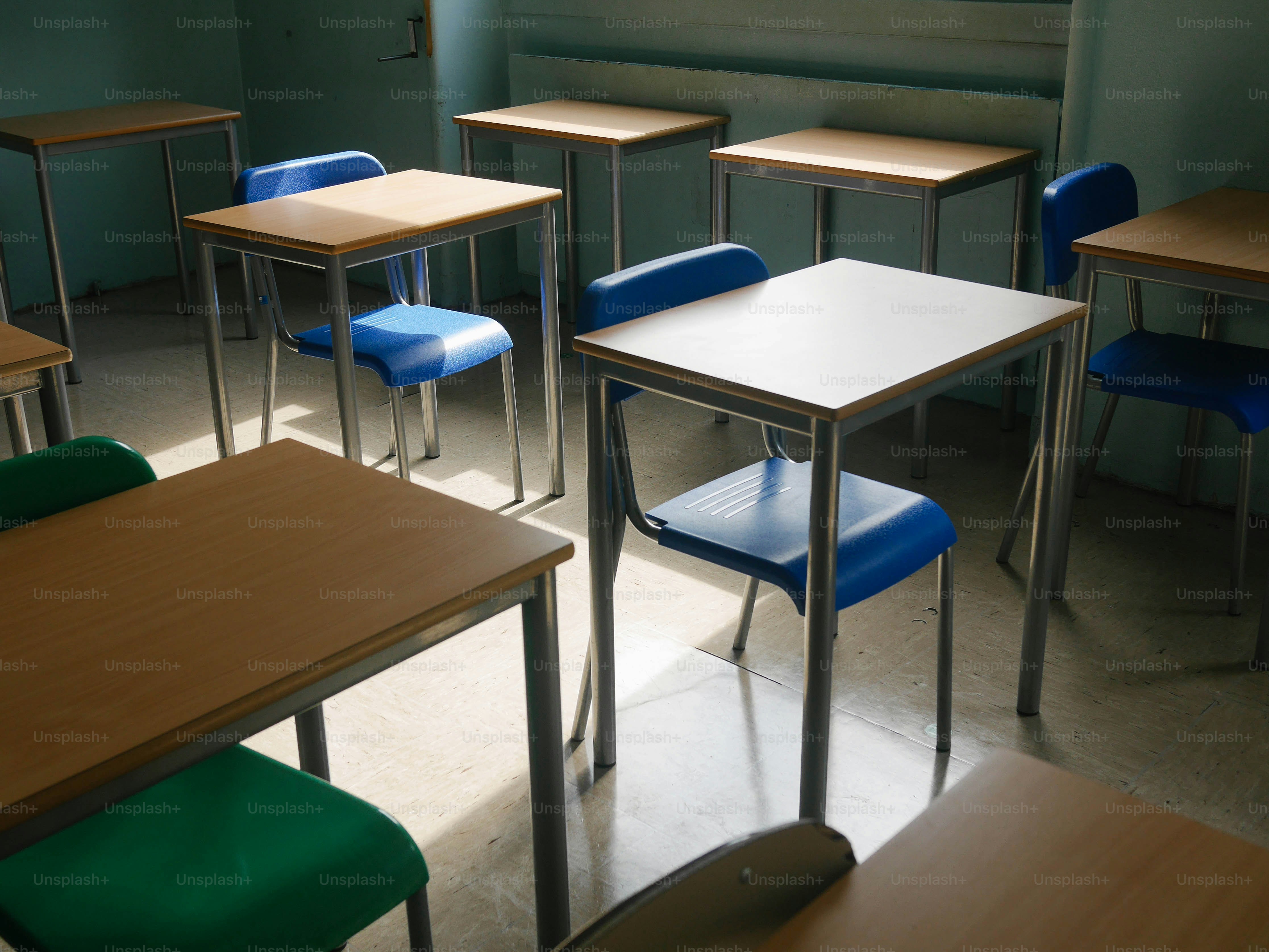 A row of desks with chairs in front of them photo – High school Image ...