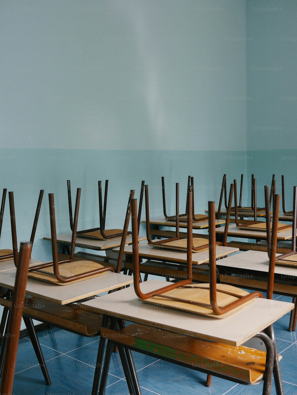 a room filled with lots of wooden chairs