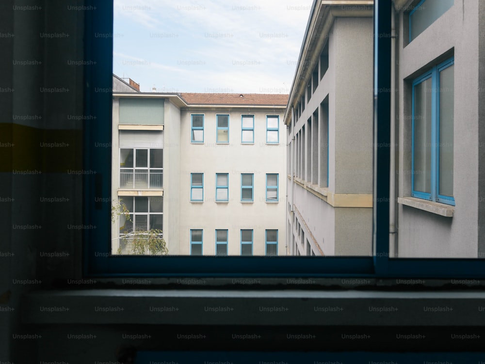 Blick durch ein Fenster auf ein Gebäude