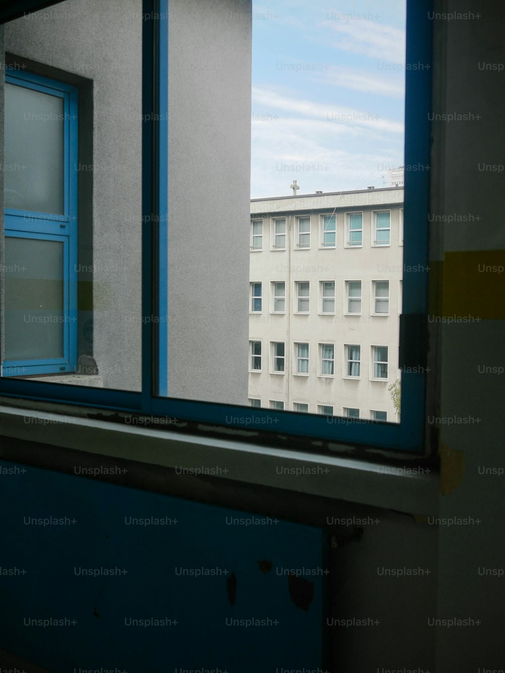 Blick durch ein Fenster auf ein Gebäude