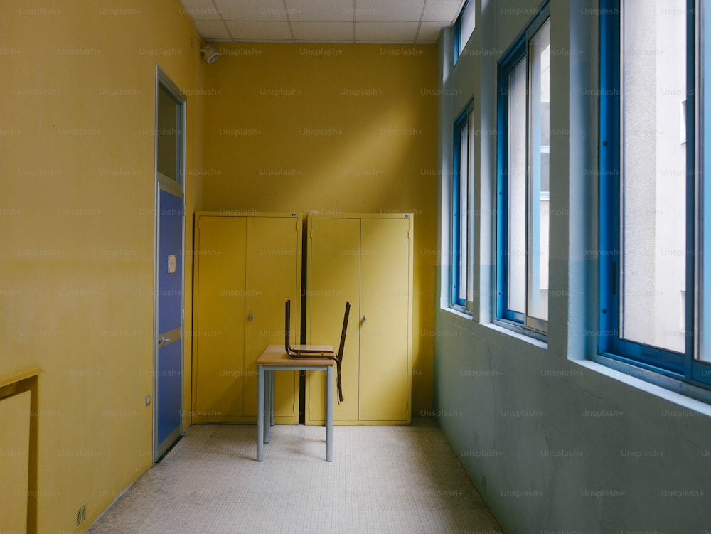 una stanza gialla con una sedia e un armadietto giallo
