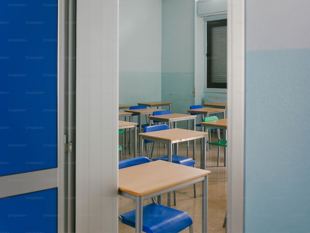 Un aula con paredes y escritorios azules y blancos