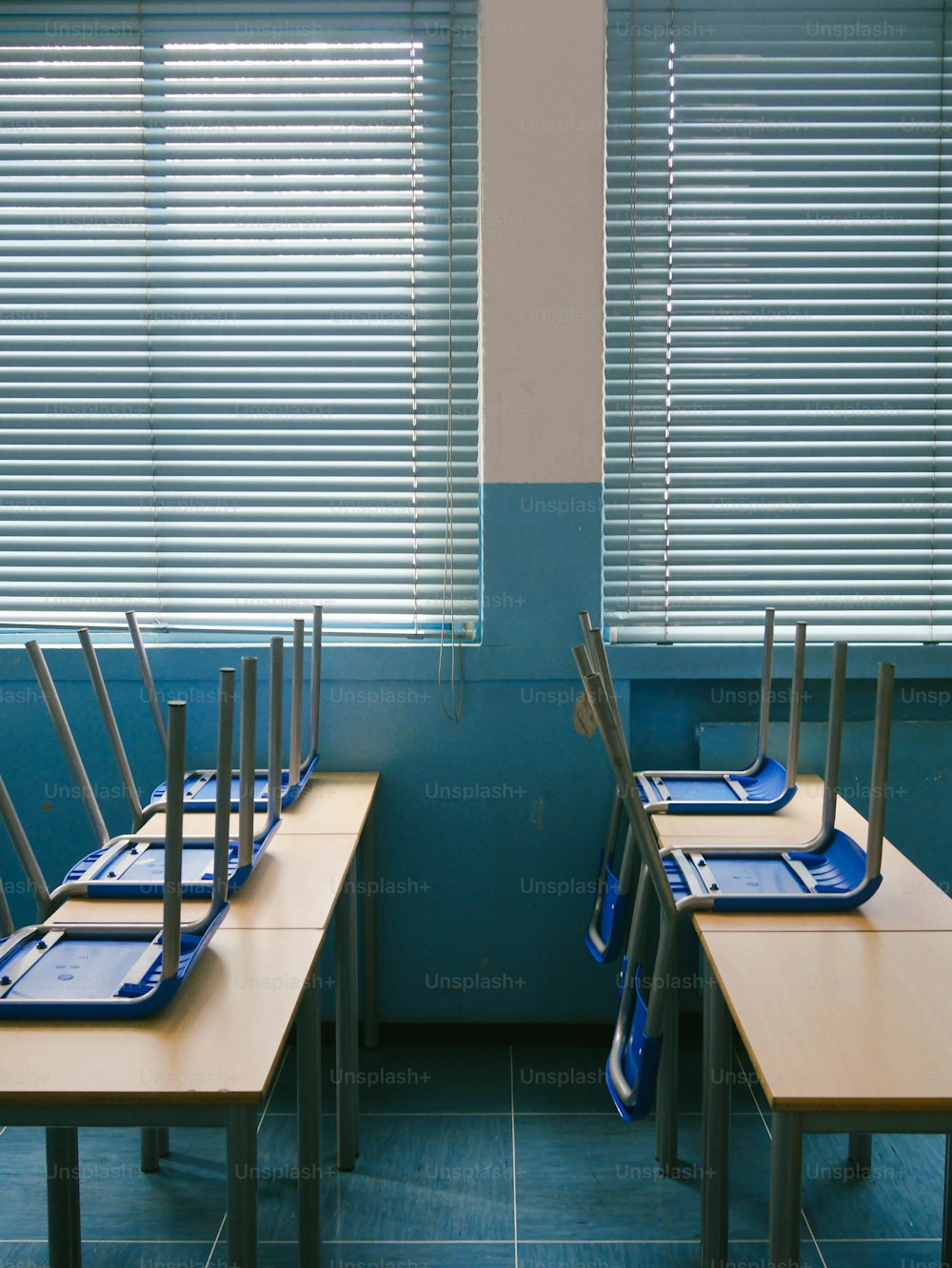 una fila de escritorios con sillas frente a ellos