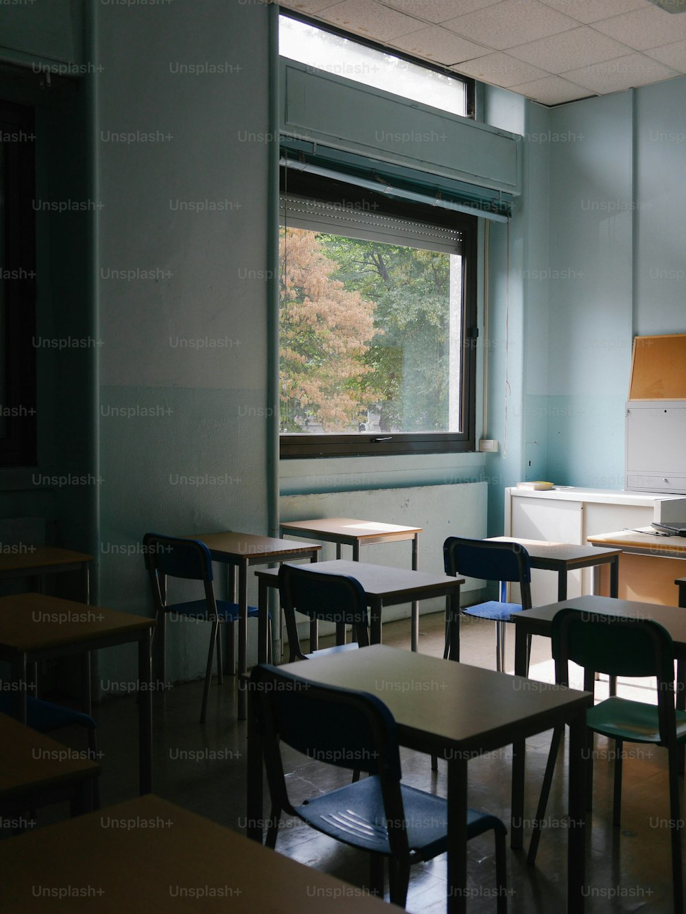ein leeres Klassenzimmer mit Schreibtischen und Stühlen
