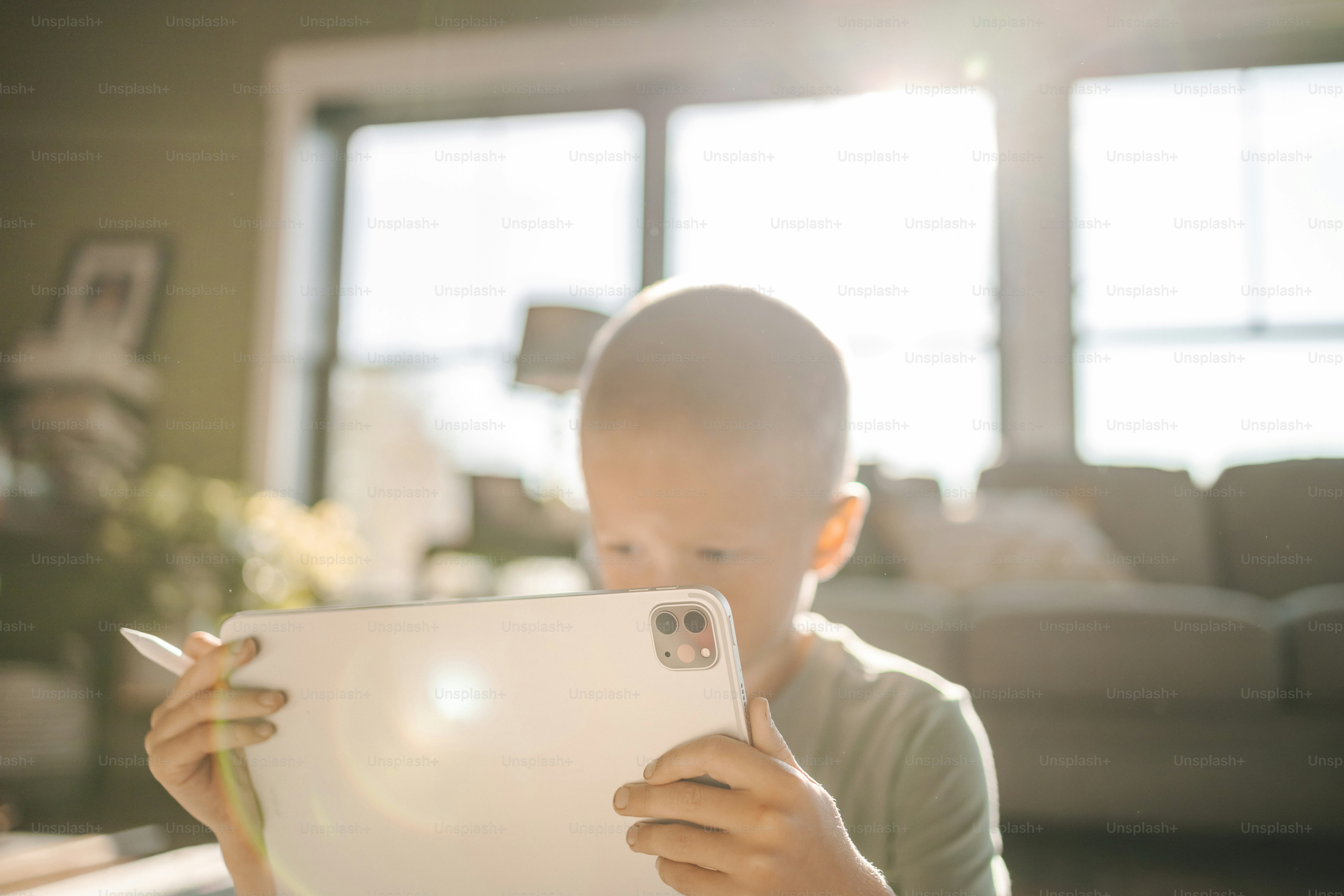 Un niño sosteniendo una tableta en sus manos