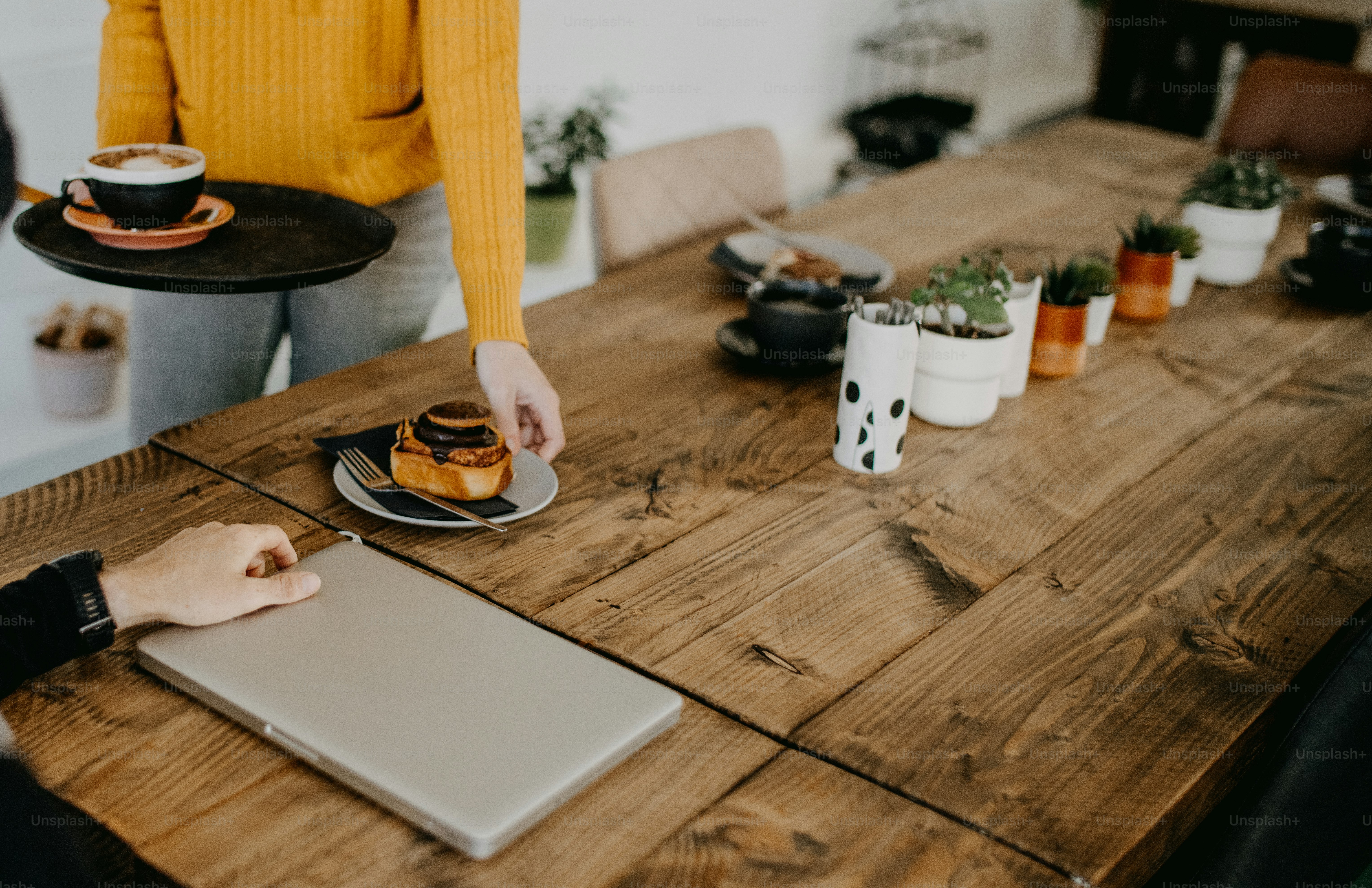 Una persona sentada en una mesa usando una computadora portátil