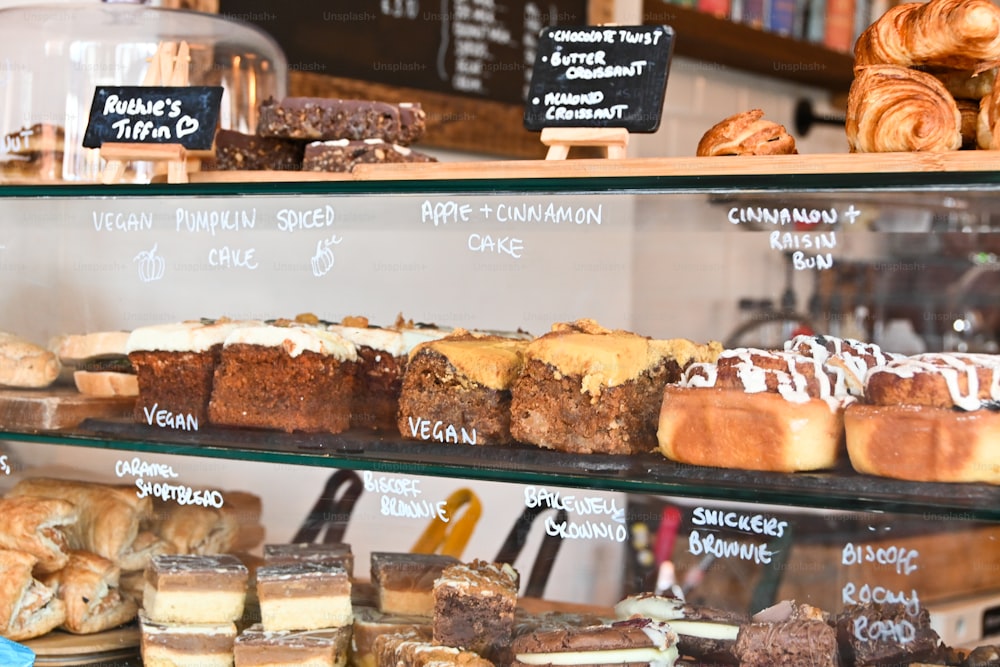 Una vitrina llena de muchos tipos diferentes de pasteles