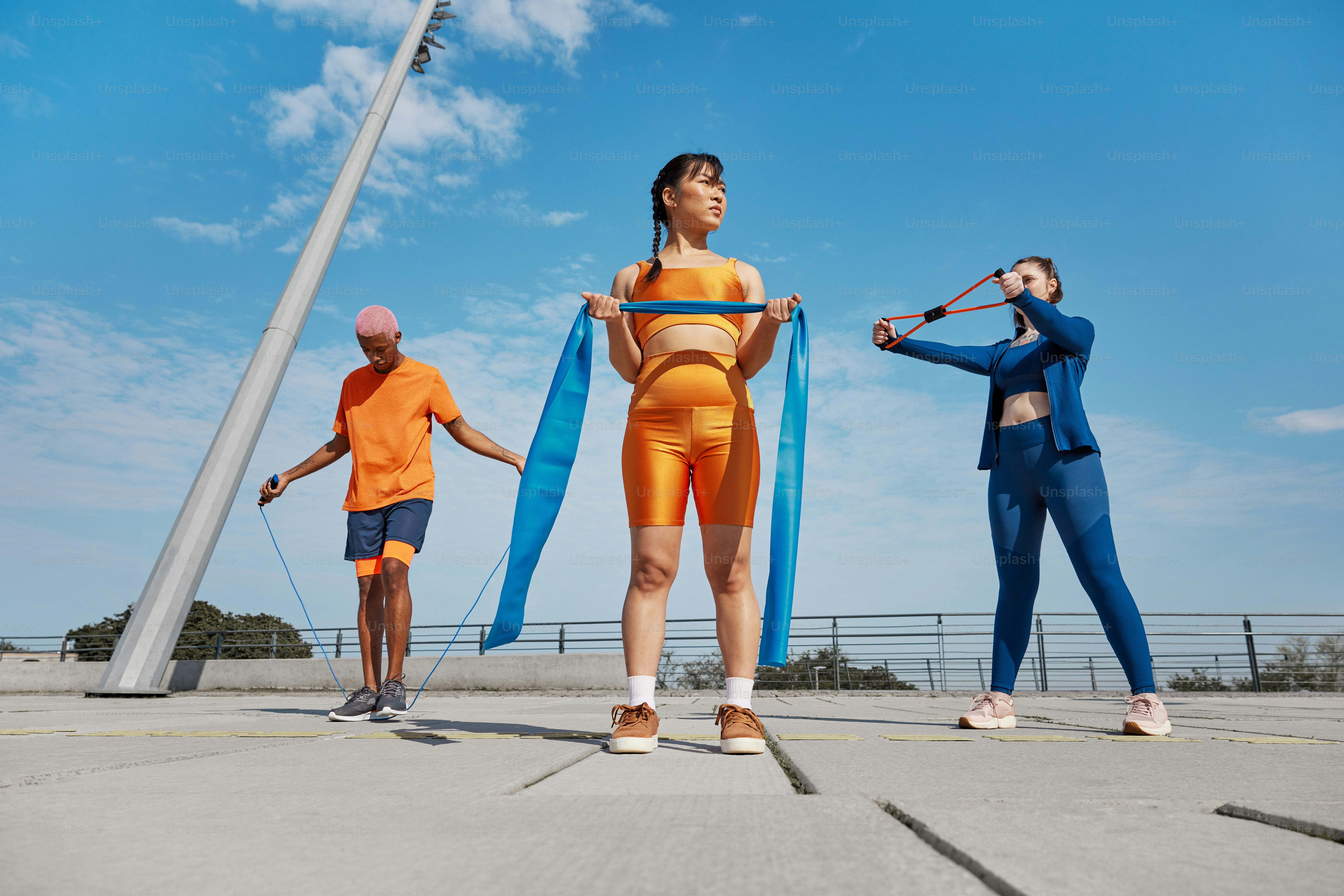 eine Gruppe von Menschen, die umeinander stehen