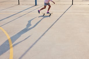 una persona montando una patineta en una cancha de tenis