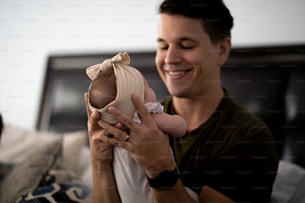 um homem segurando um bebê em seus braços