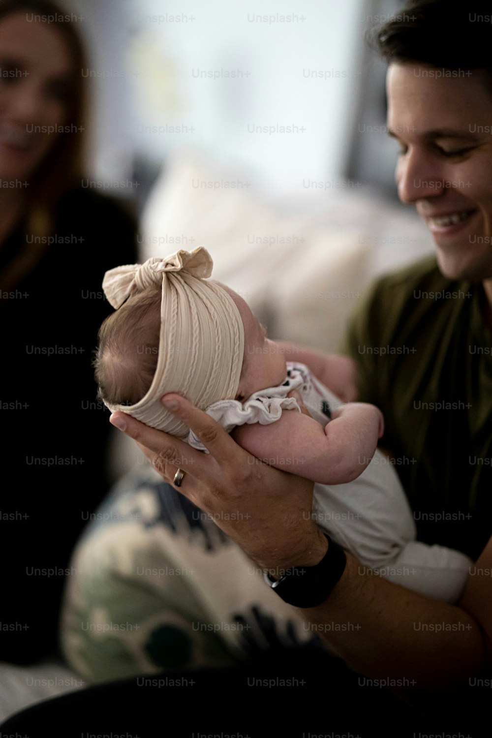 赤ん坊を腕に抱く男