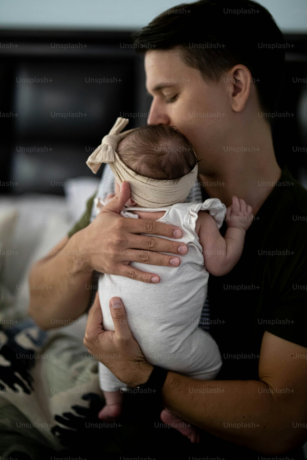 um homem segurando um bebê em seus braços