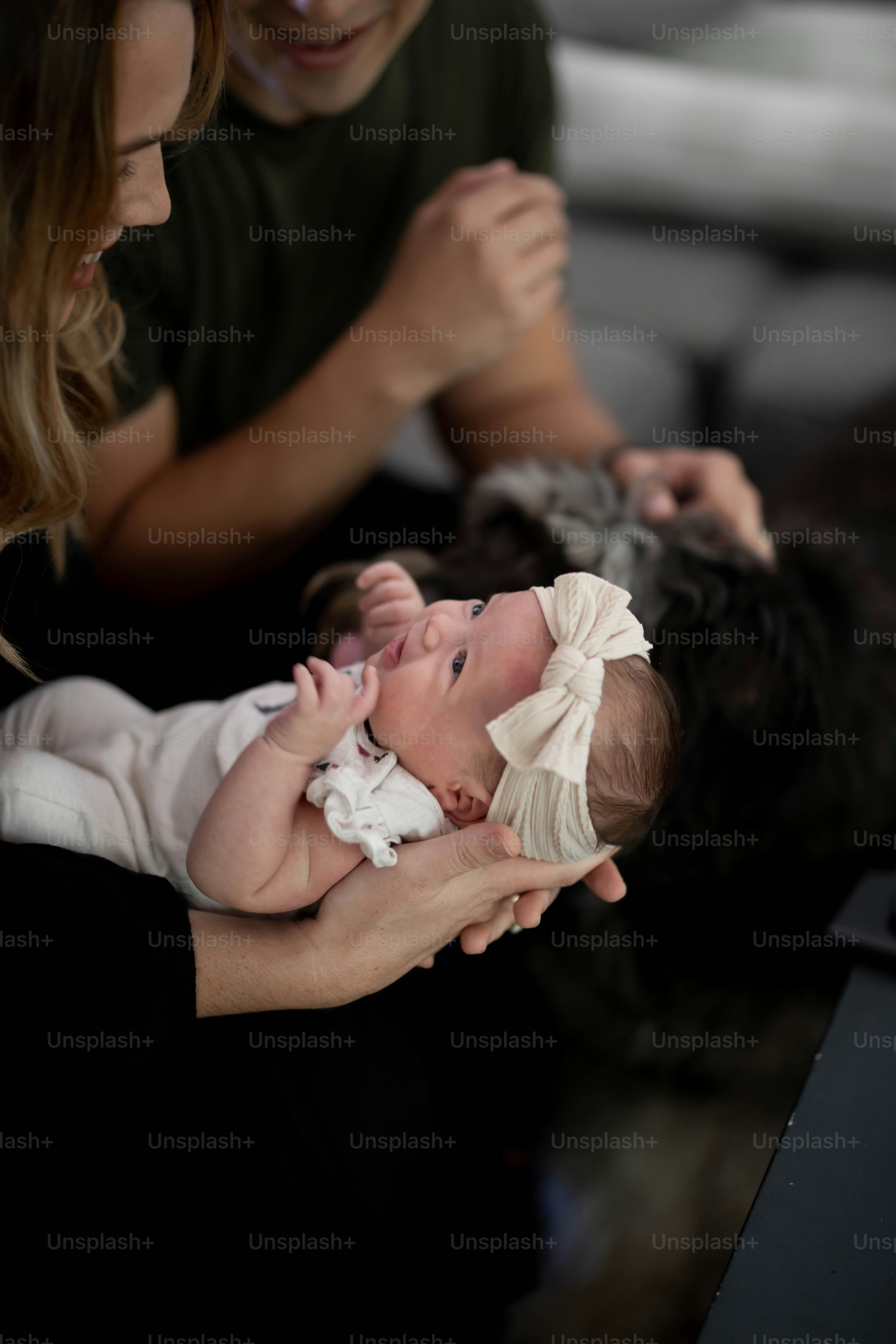 Una mujer sosteniendo a un bebé en sus brazos foto – Imagen de Bebé en ...