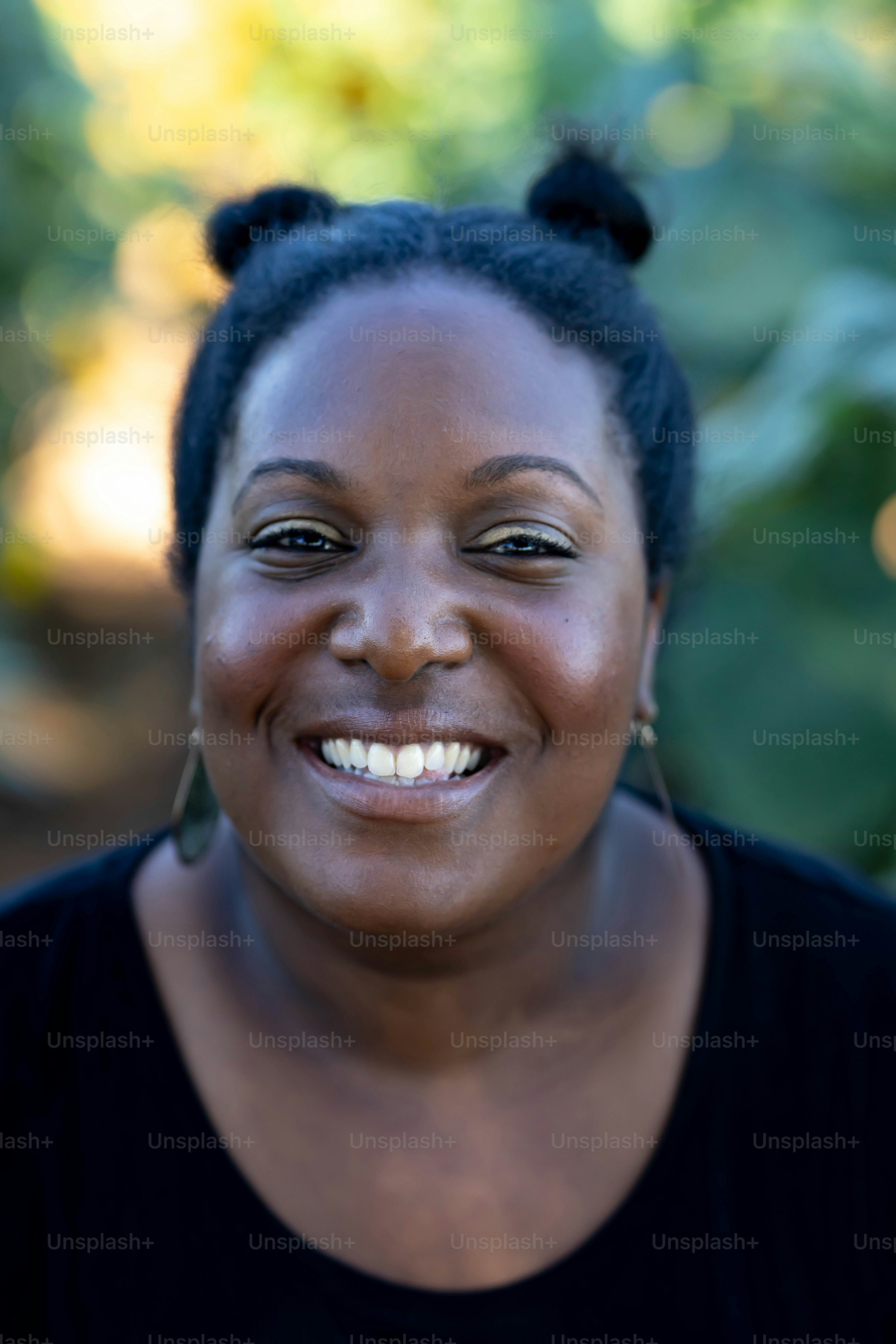 Une femme avec une chemise noire et une paire de boucles d’oreilles