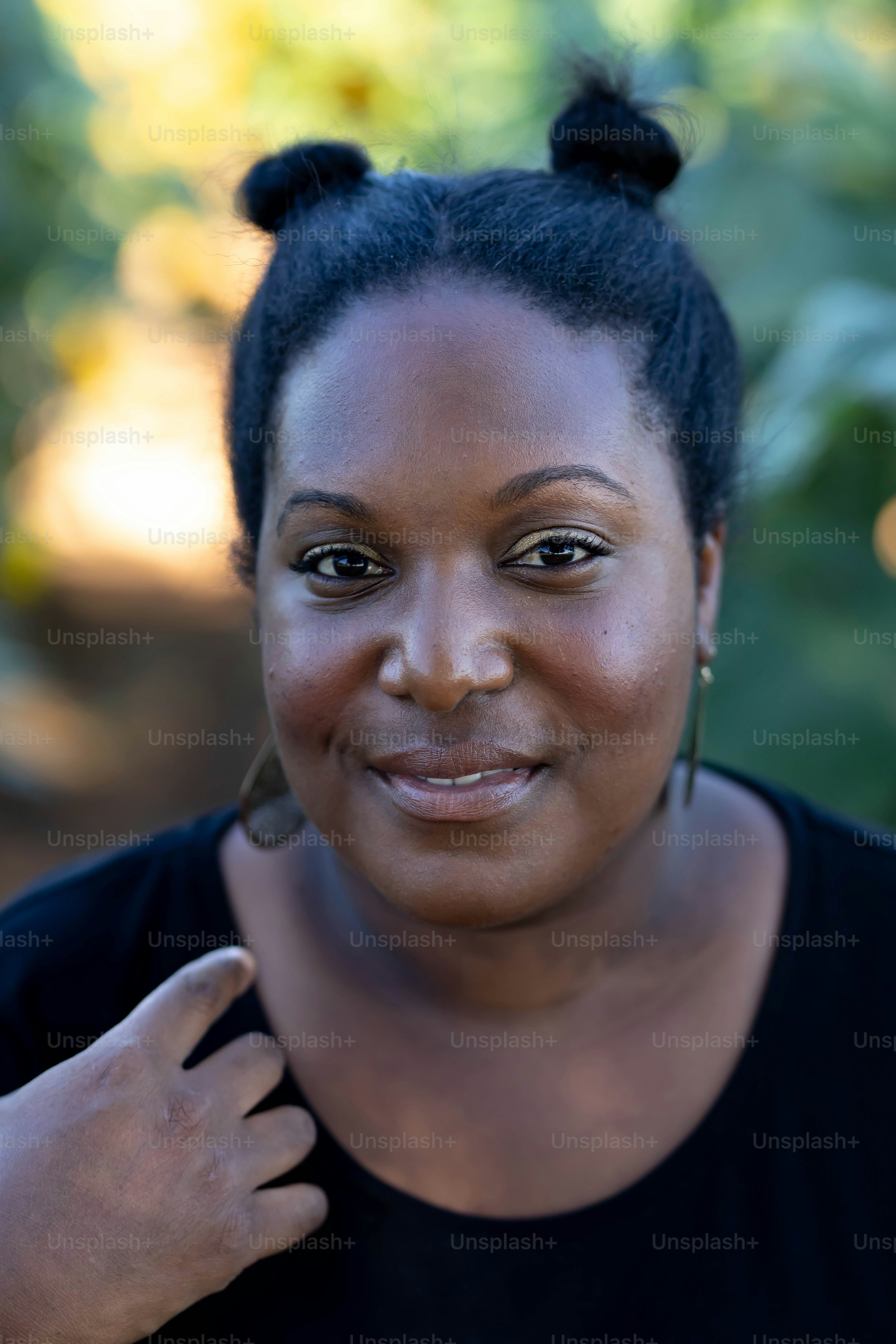une femme aux cheveux noirs portant une chemise noire