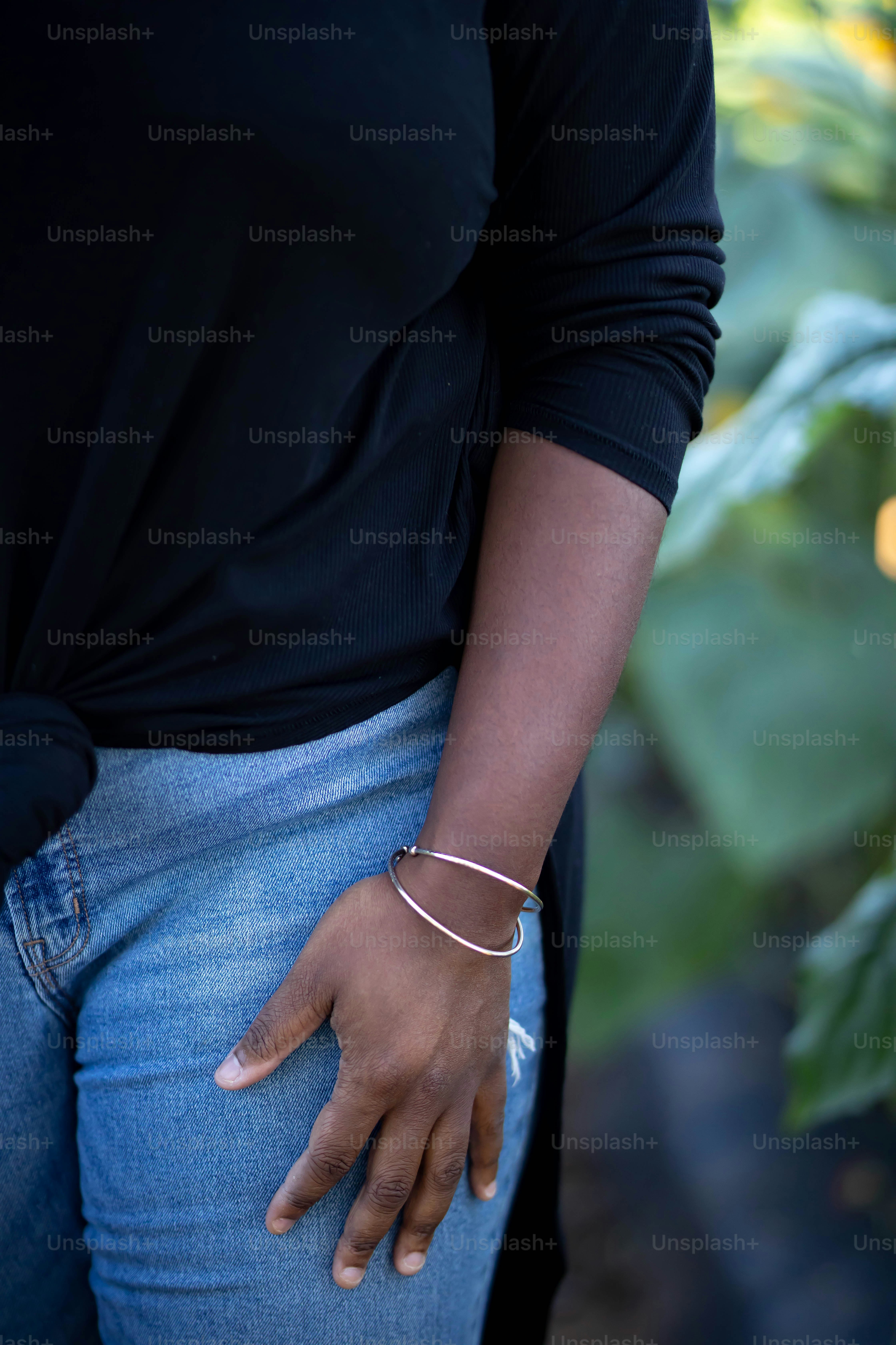 un gros plan d’une personne portant un bracelet