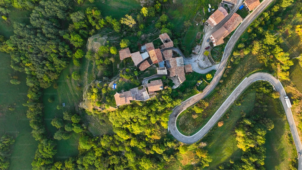 Eine Luftaufnahme eines Hauses mitten im Wald