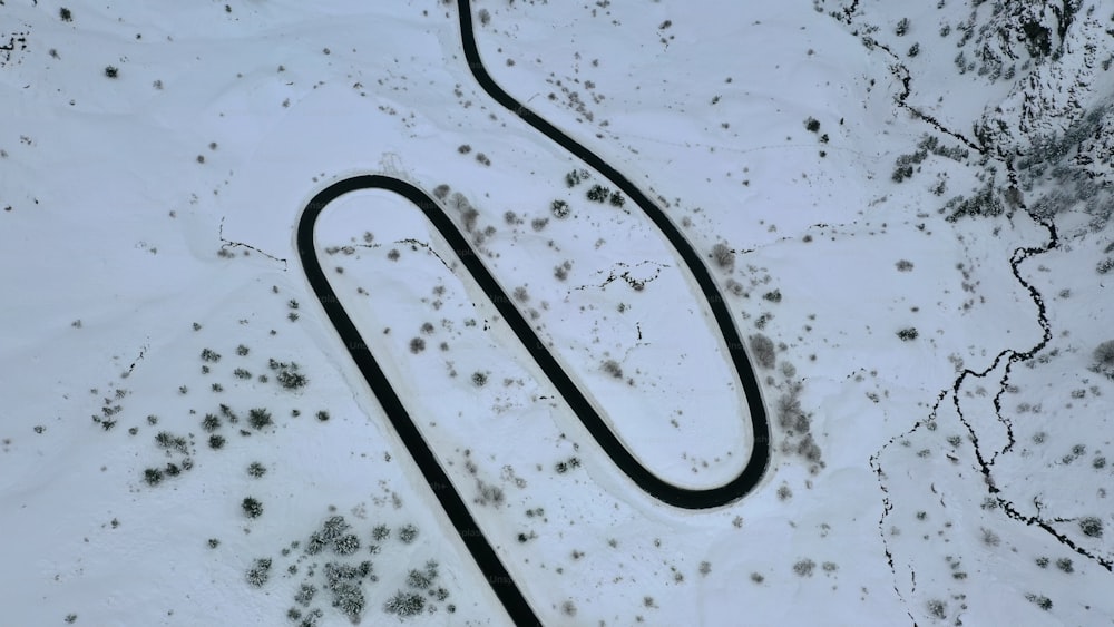 una pista de esquí cubierta de nieve con un tubo largo