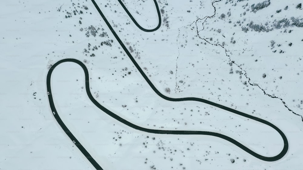 Una lunga strada tortuosa nella neve
