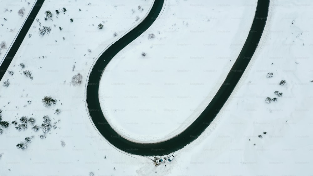 Eine Luftaufnahme einer kurvenreichen Straße im Schnee