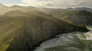 una vista aérea de una montaña y un cuerpo de agua