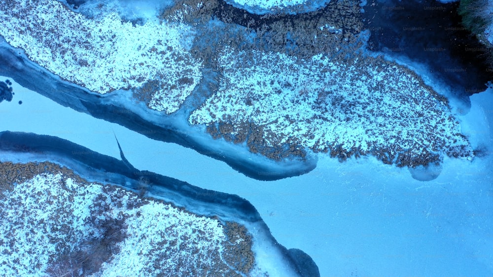 uma vista aérea de um corpo de água coberto de neve