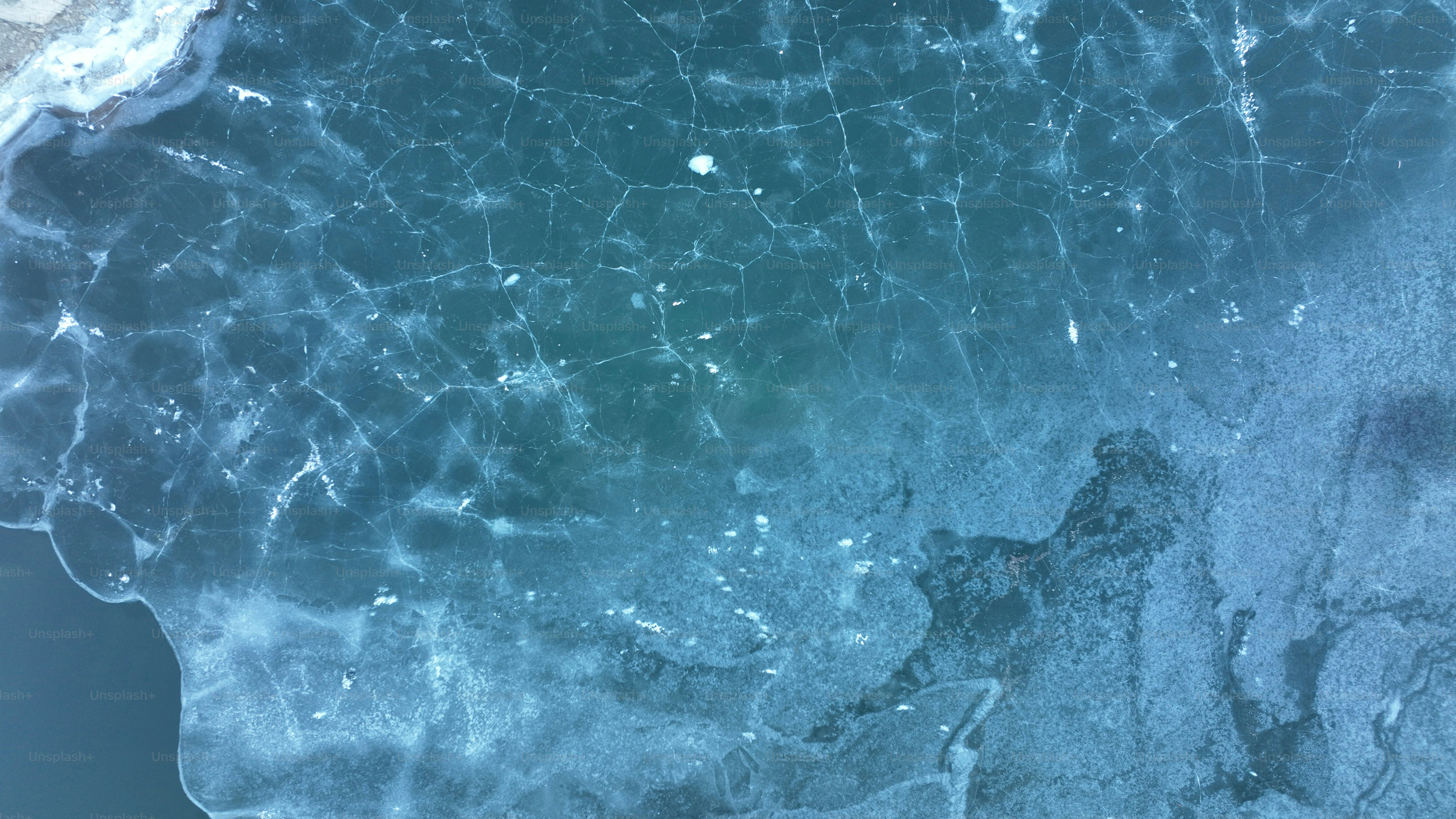 Una vista aérea de un cuerpo de agua