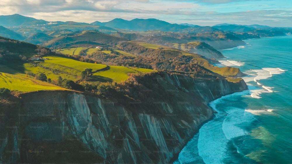 uma vista panorâmica do oceano e das montanhas