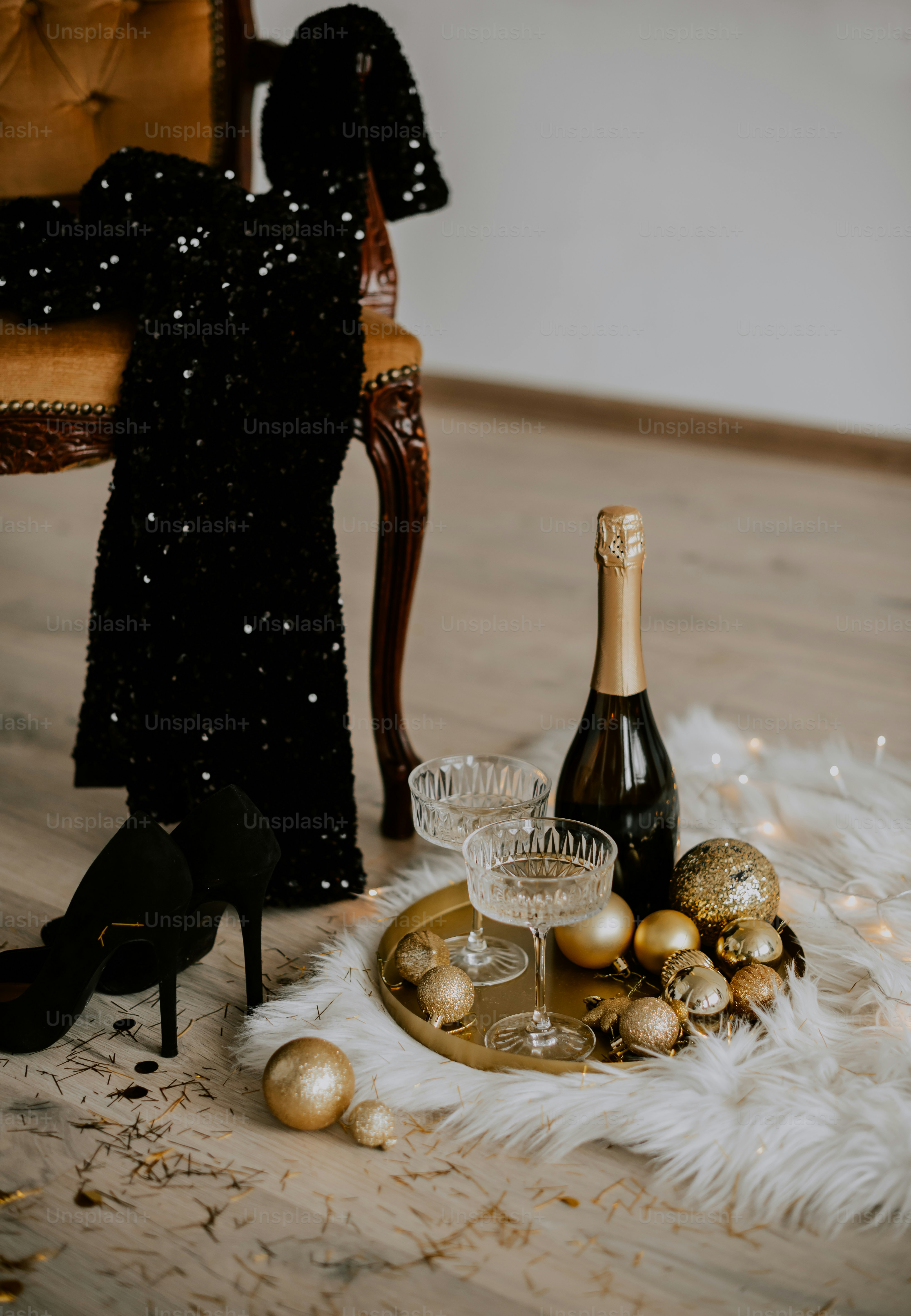 シャンパンとクリスマスオーナメントのボトルをトッピングしたテーブル