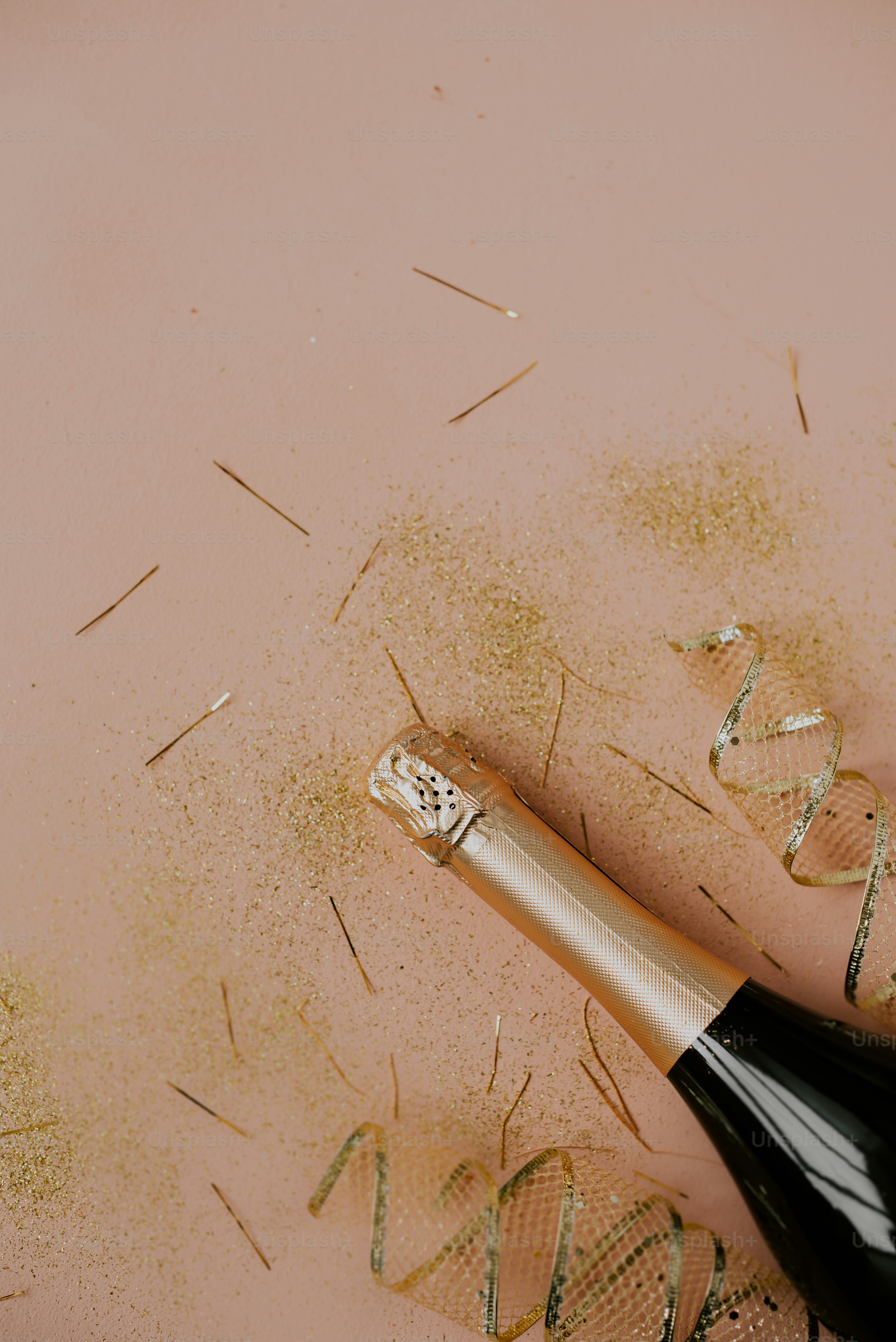 テーブルの上に座っているワインのボトル