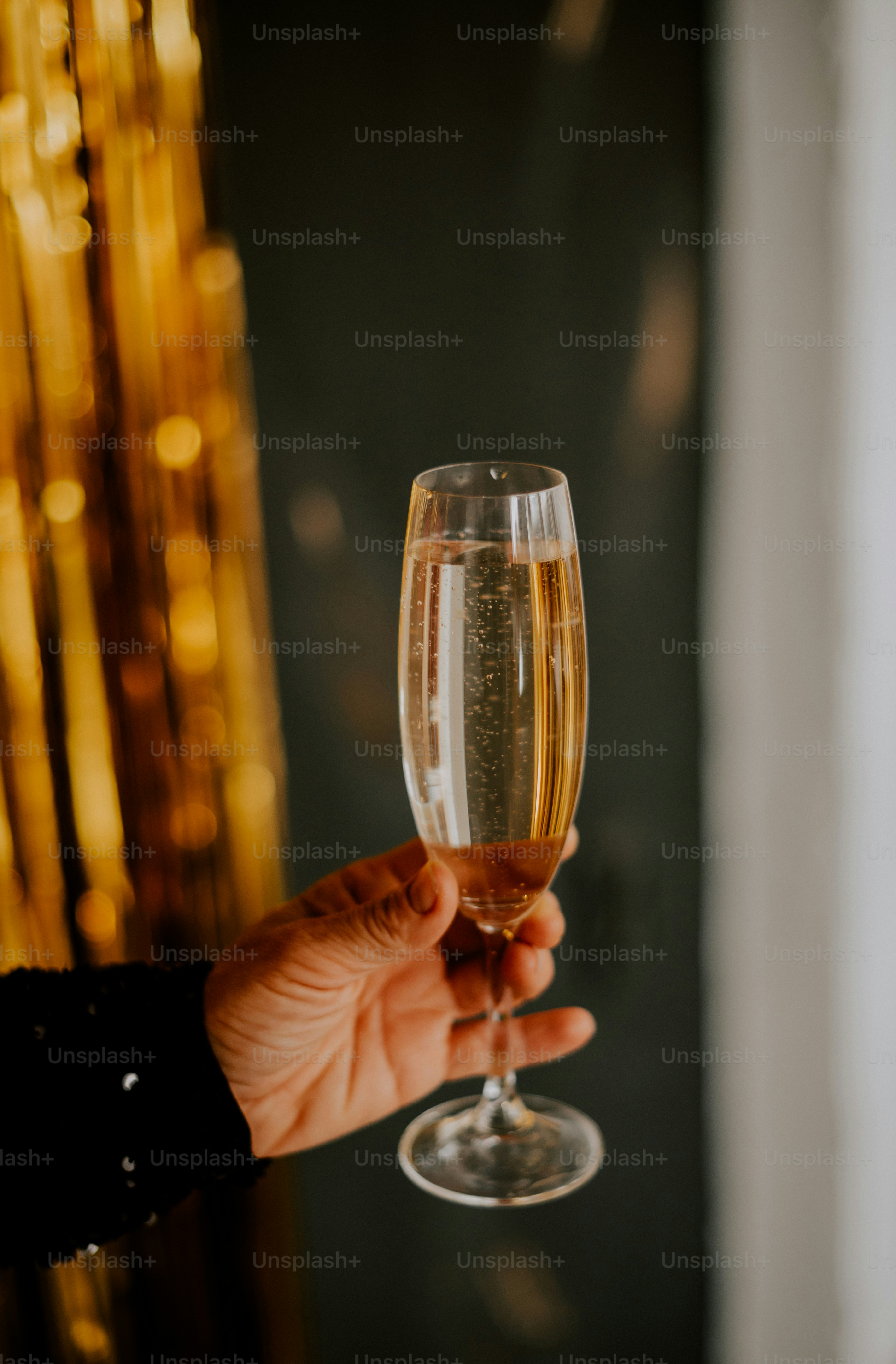 une personne tenant un verre de vin à la main