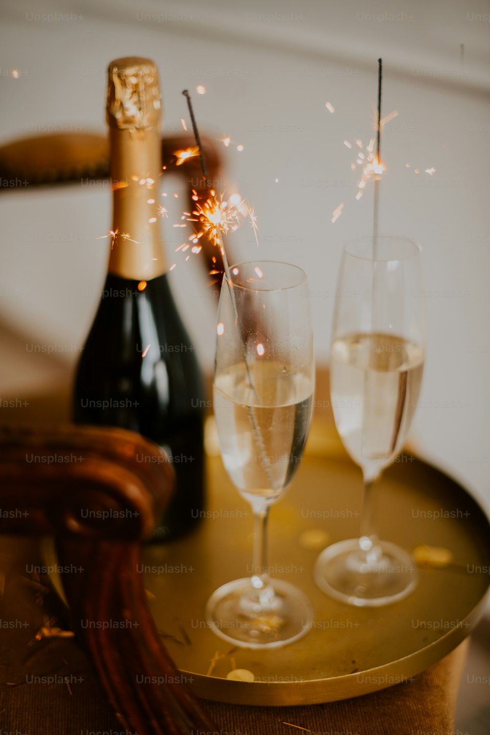 duas taças de champanhe e uma garrafa de champanhe