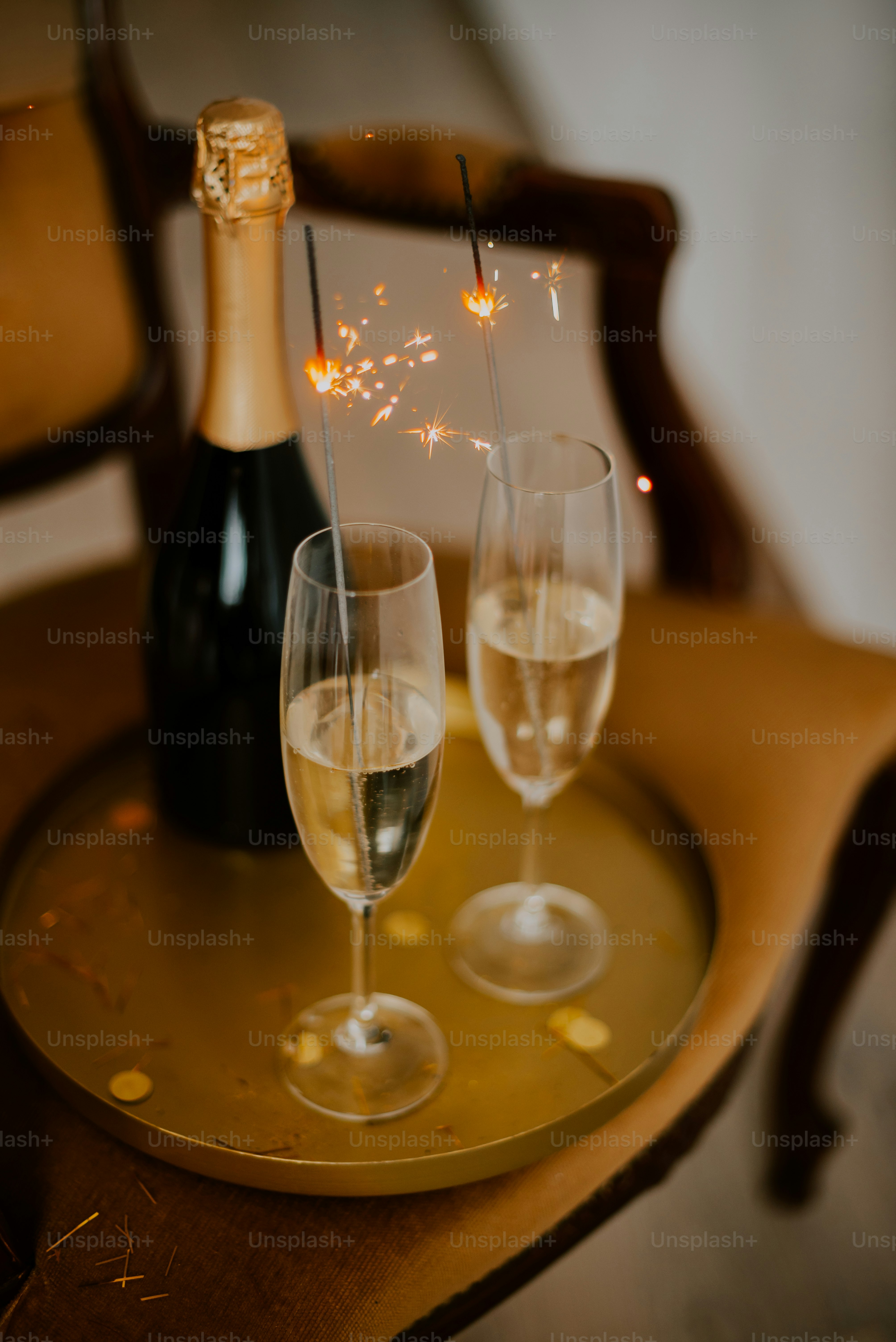 Deux coupes de champagne et une bouteille de champagne sur une table