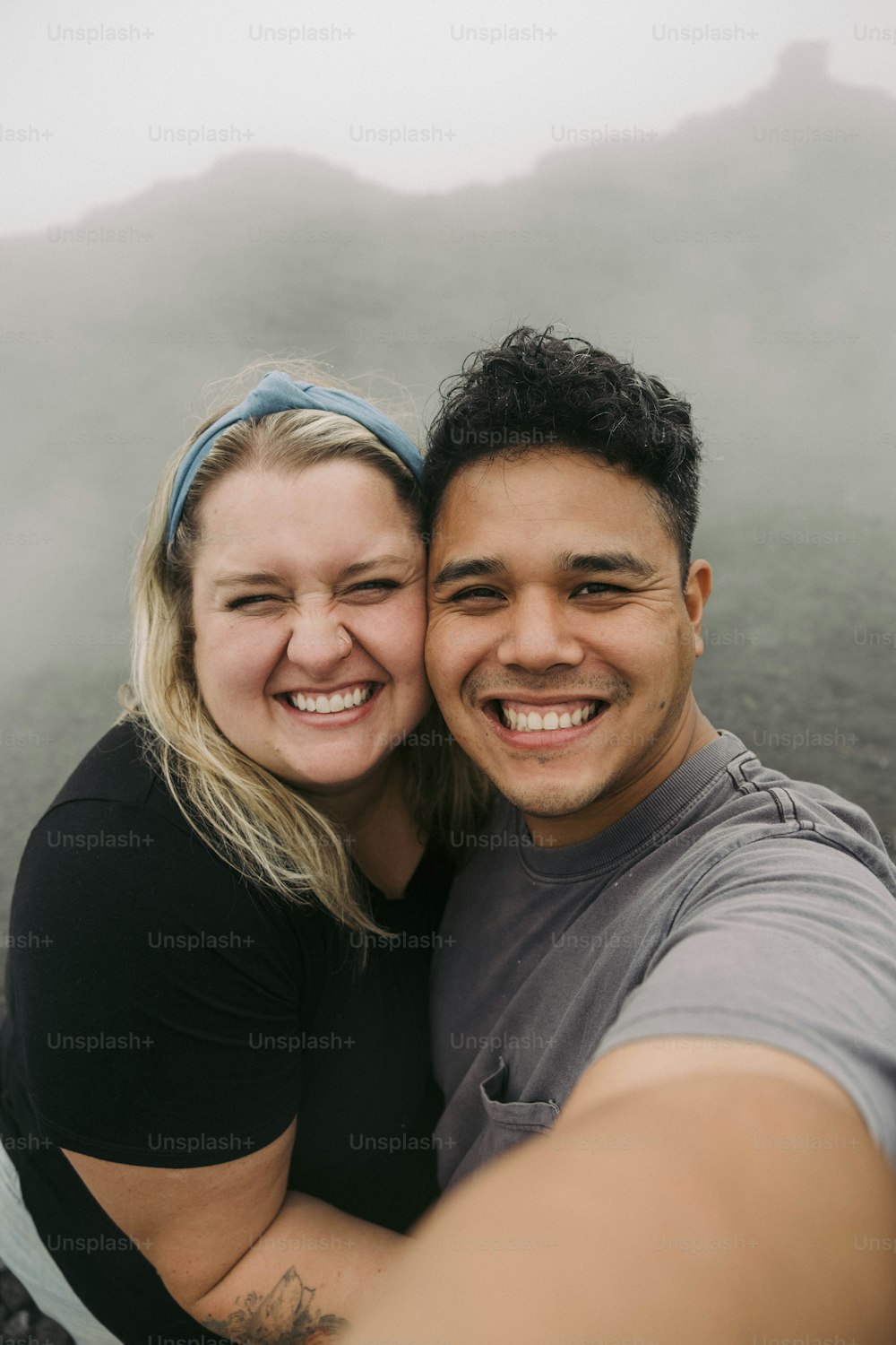 um homem e uma mulher tirando uma selfie