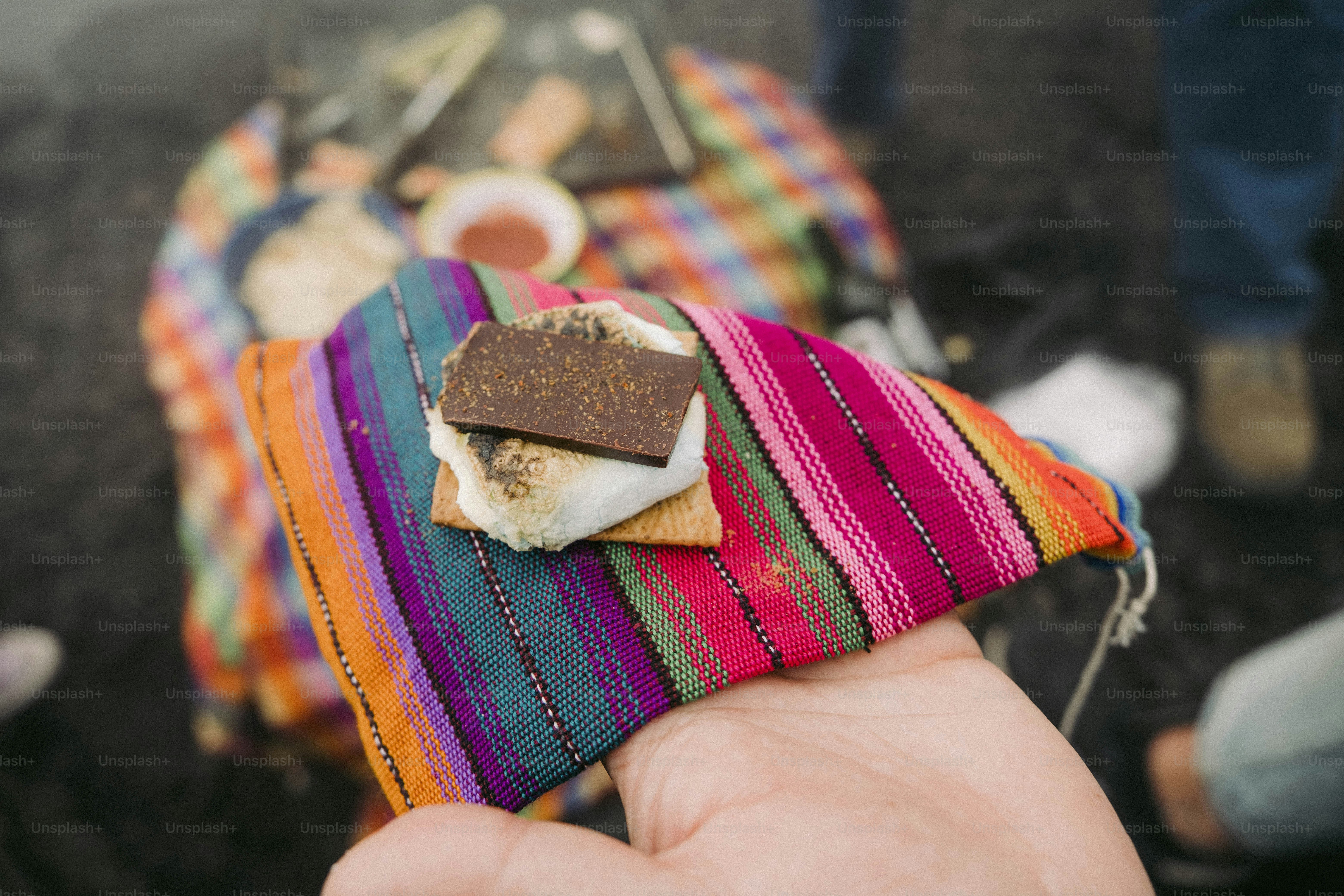 une personne tenant un morceau de nourriture dans sa main