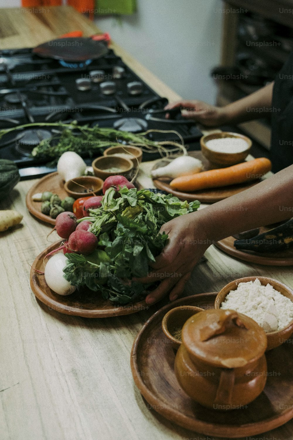 una persona preparando comida en una mesa de madera