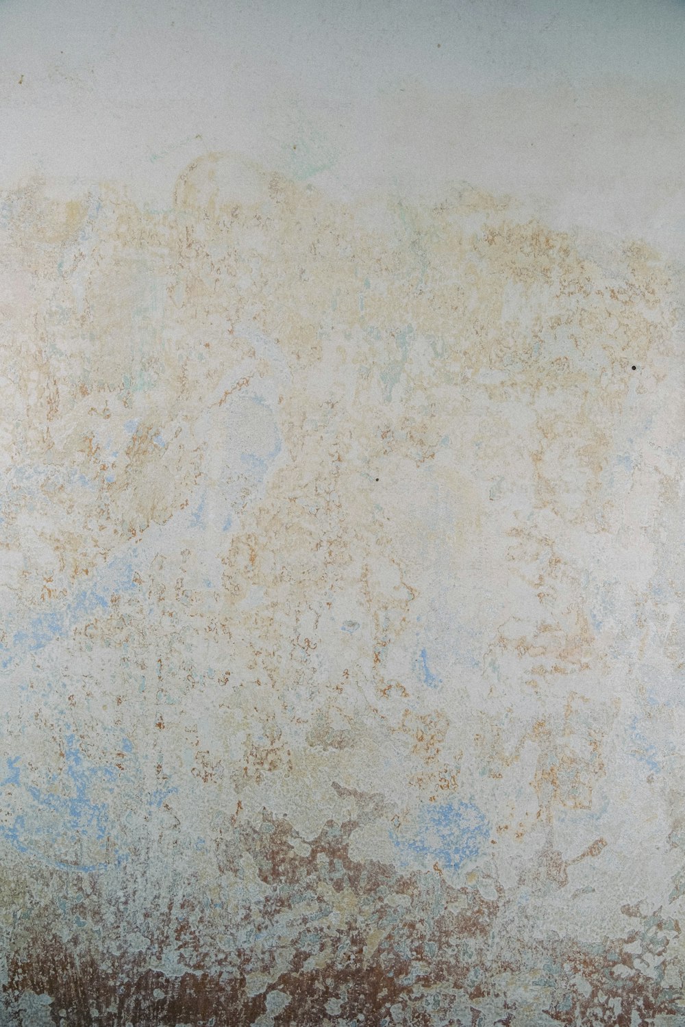 uma parede branca com tinta azul e marrom