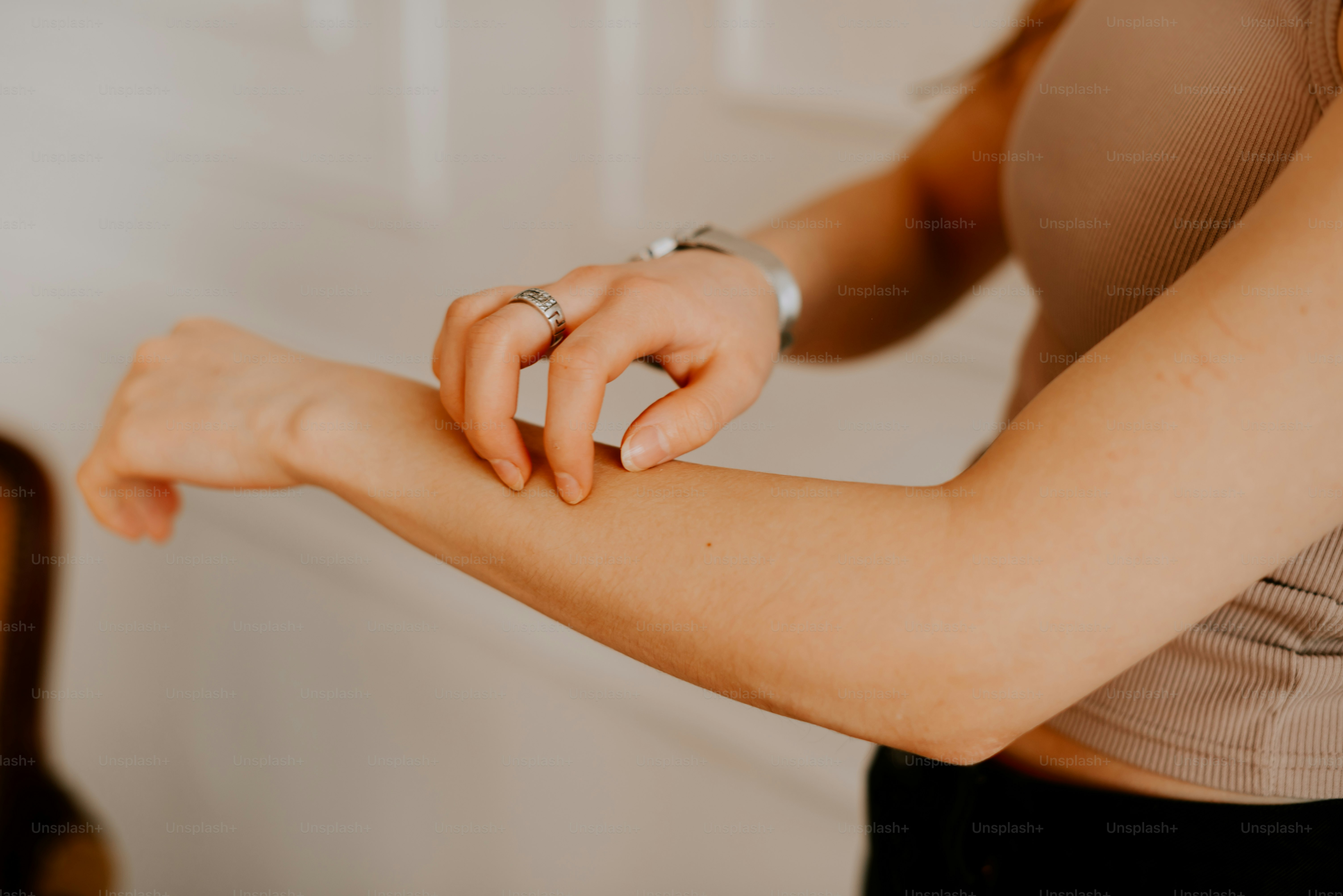 Una mujer con un anillo en el brazo