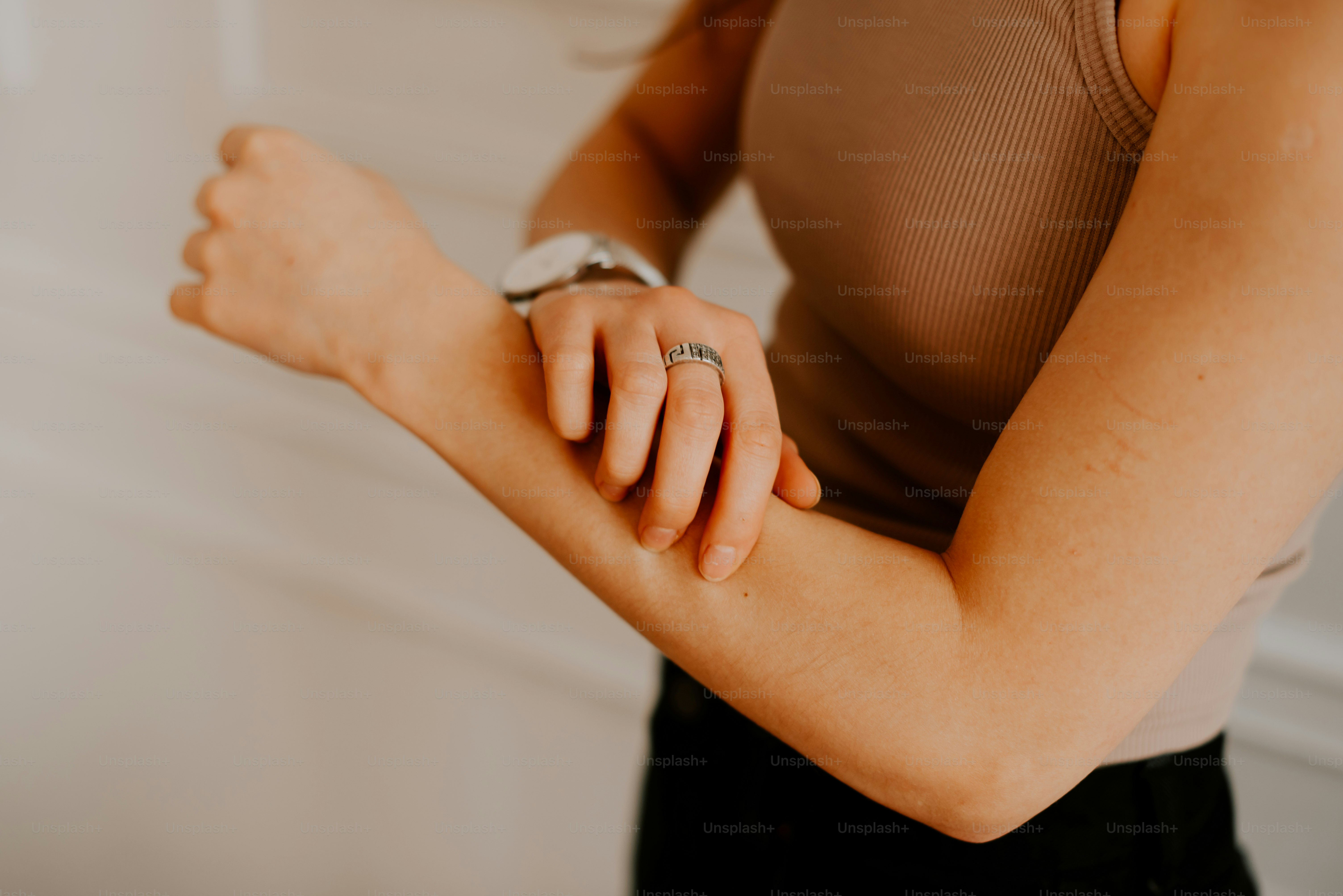 Una mujer con un anillo en el brazo