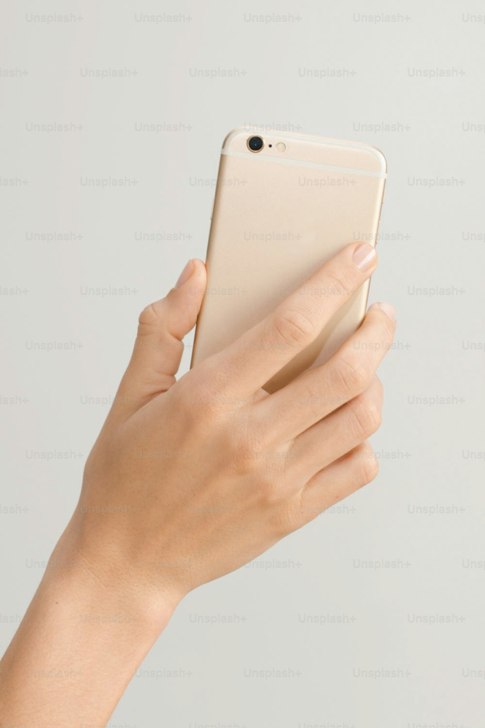 une personne tenant un téléphone cellulaire à la main