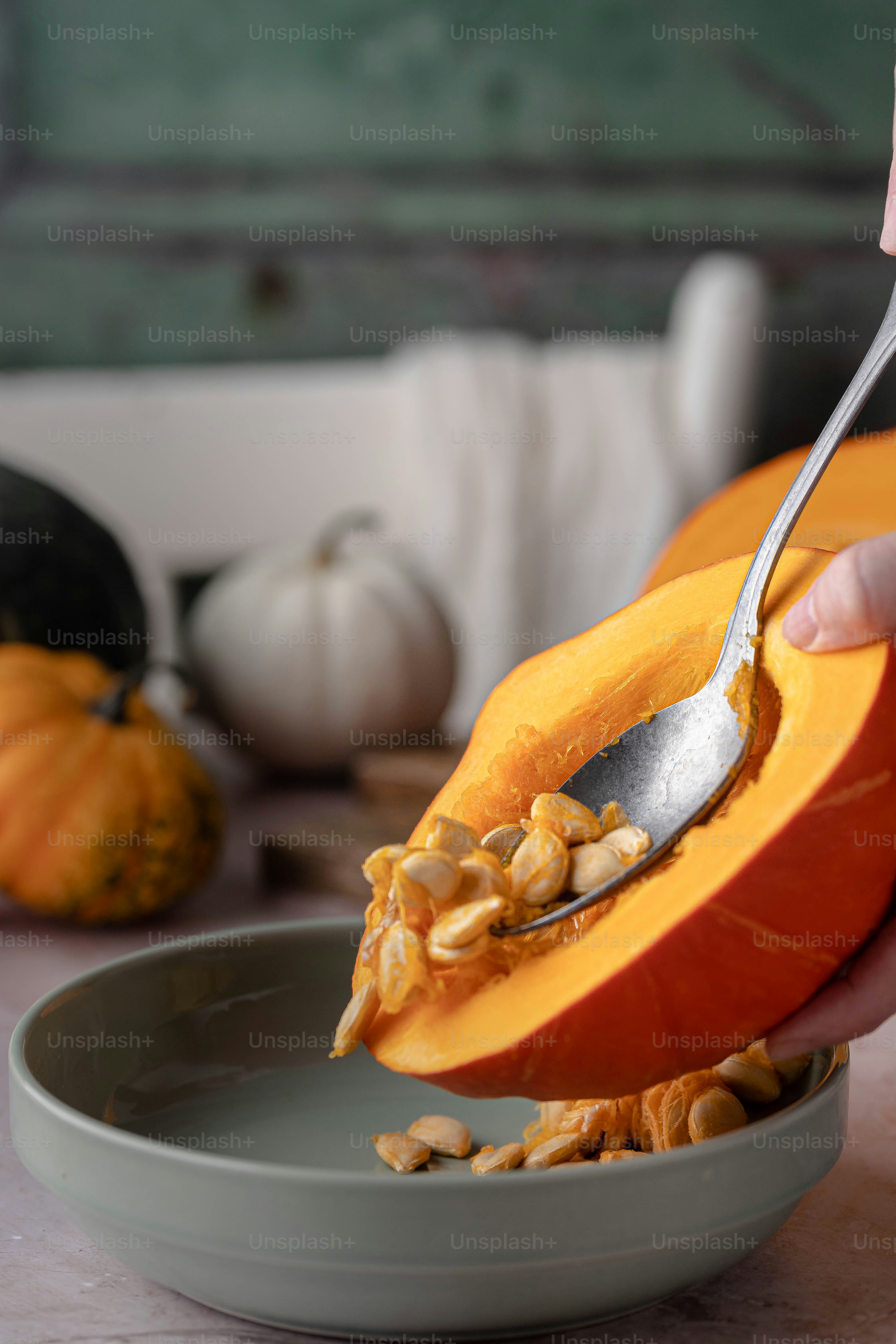 eine Person, die einen Löffel über eine Schüssel mit Essen hält