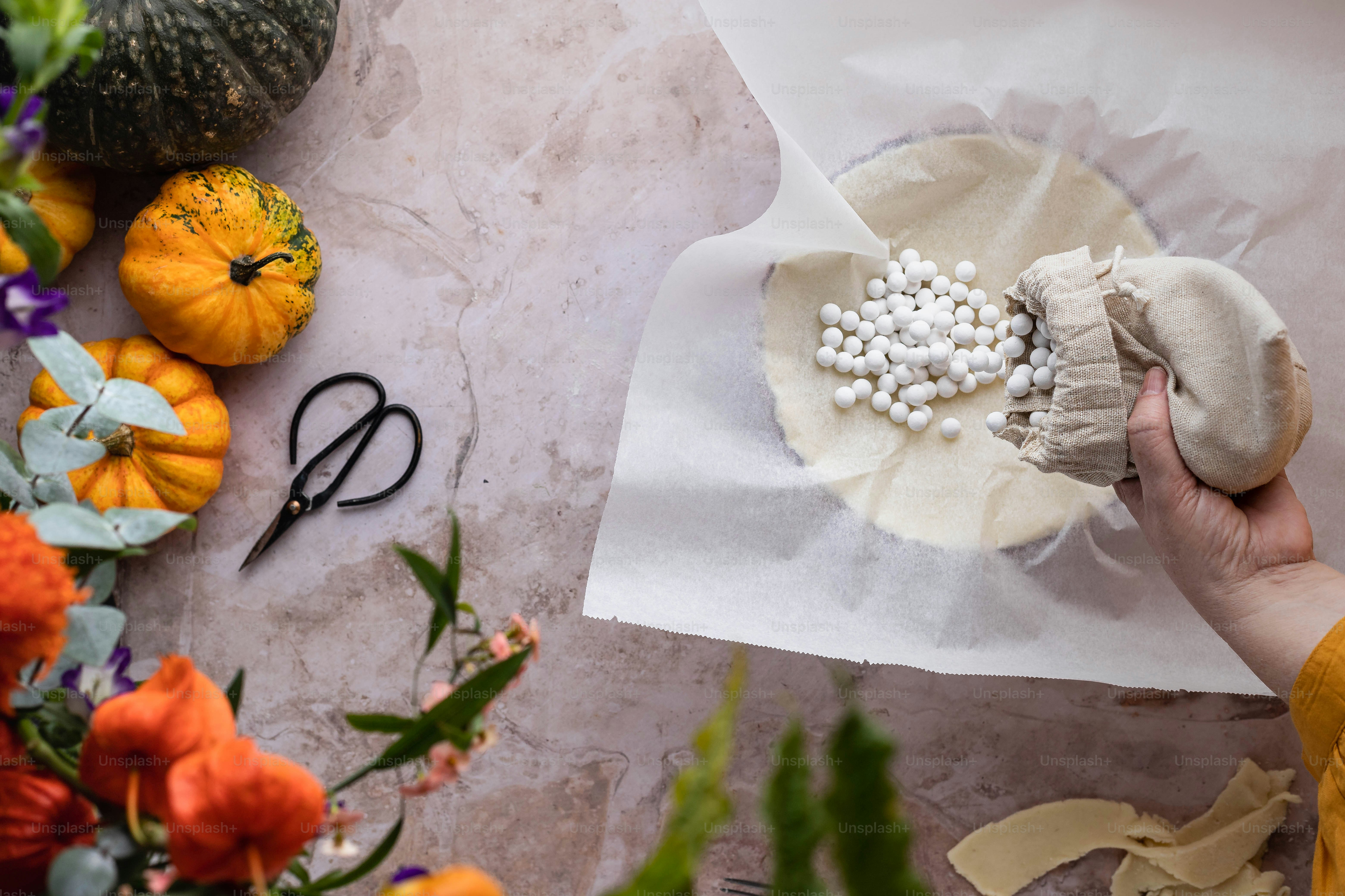 eine Person, die ein Stück Papier mit Pillen darauf hält