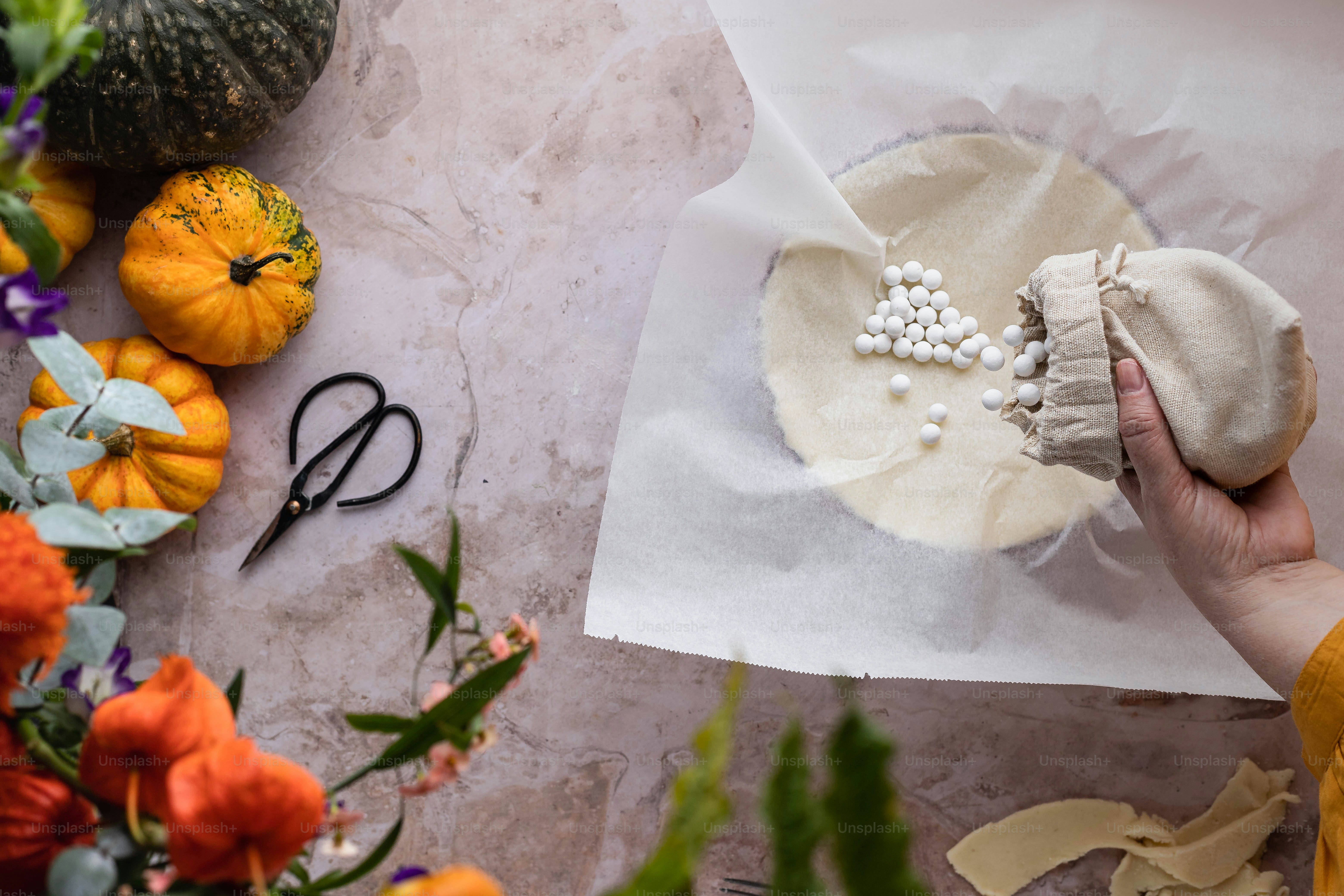 eine Person, die ein Stück Stoff neben einem Blumenstrauß hält