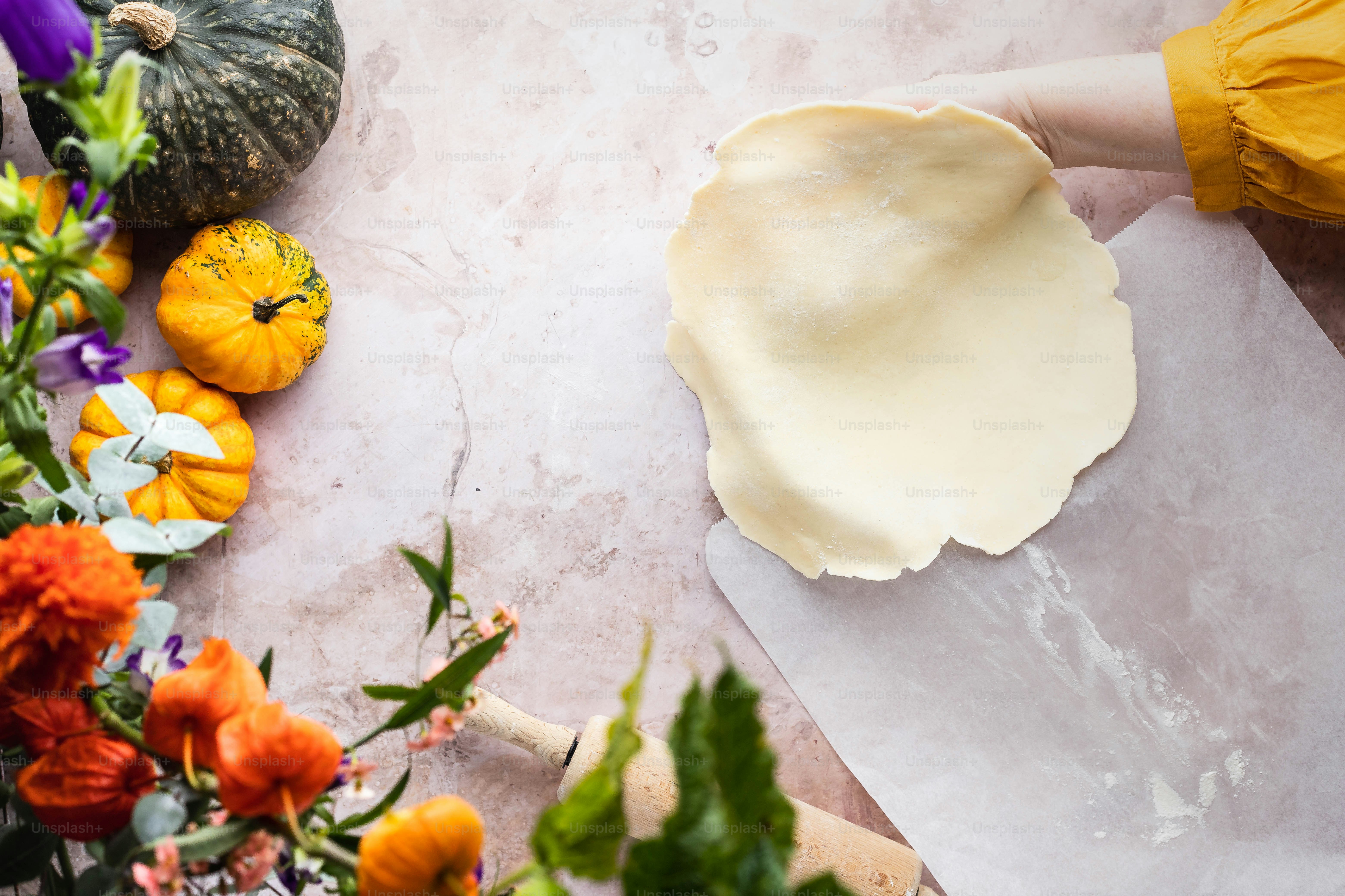 Eine Person knetet Teig auf einem Tisch