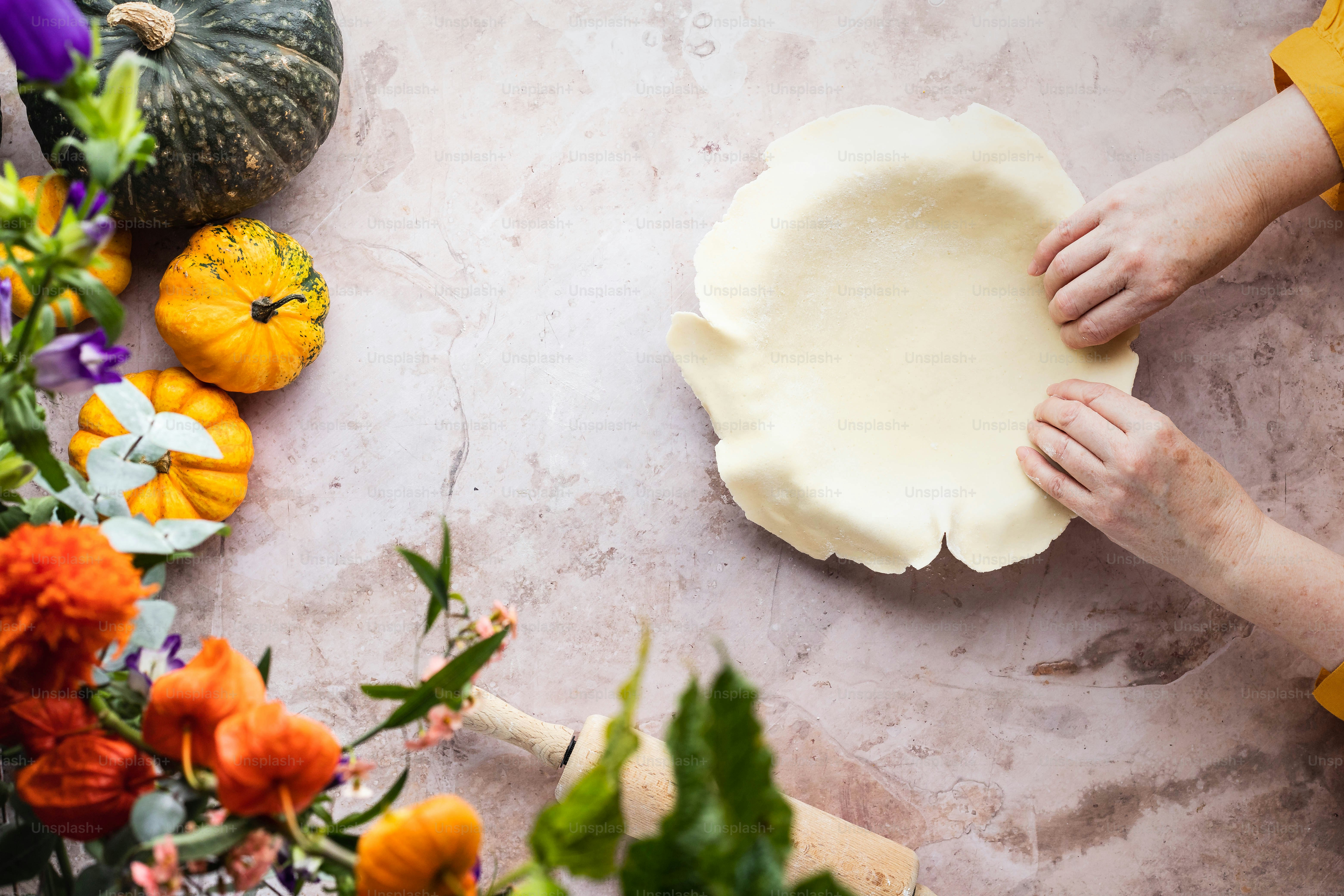 Eine Person knetet Teig auf einem Tisch