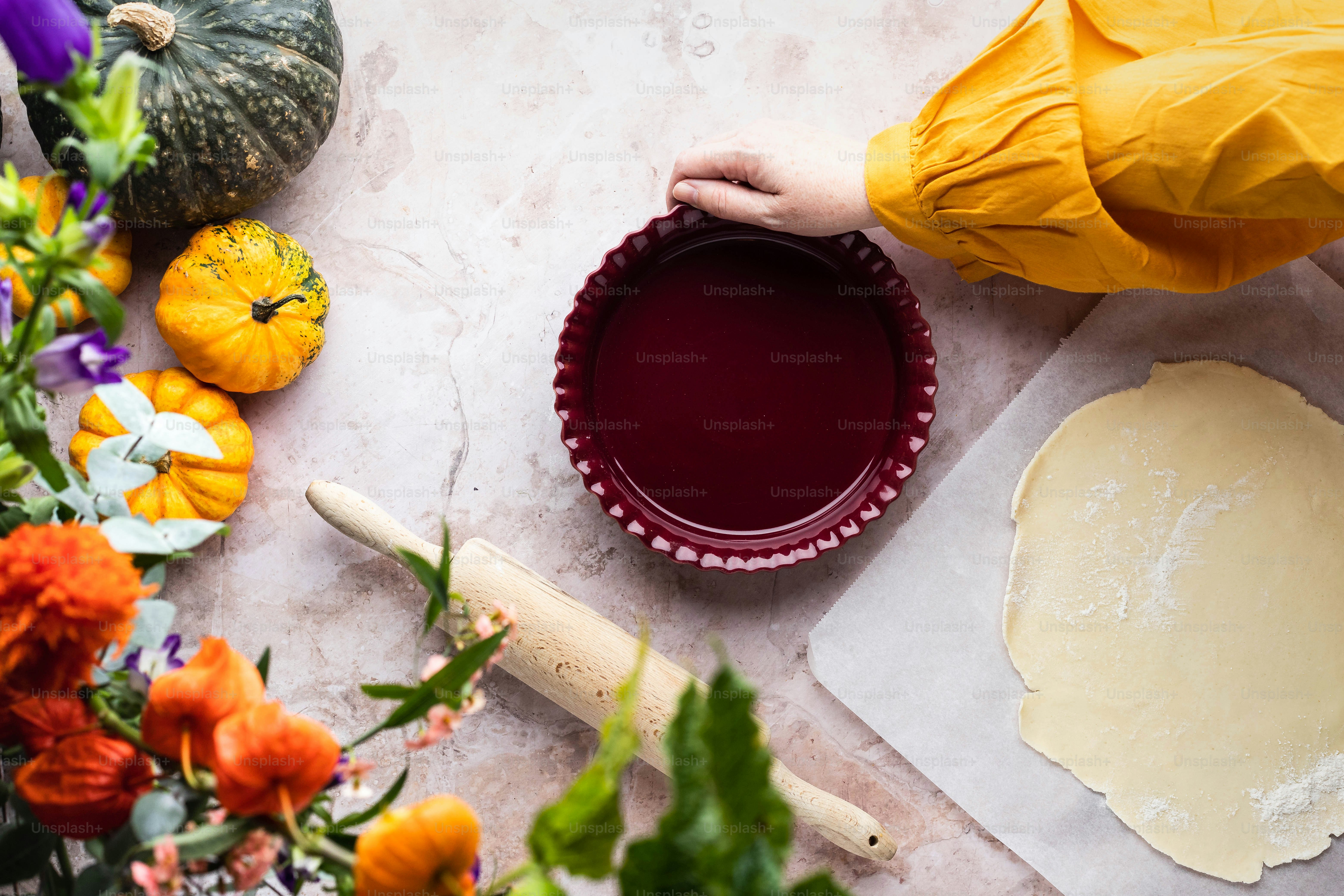 Eine Person in einer gelben Jacke macht Teig